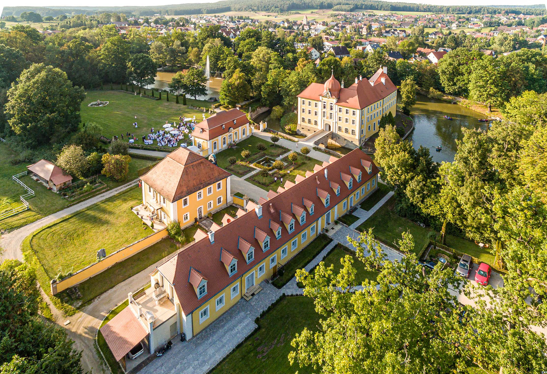 Schloss Thurn, Luftbild-Panorma, Erlebnispark und Eventlocation