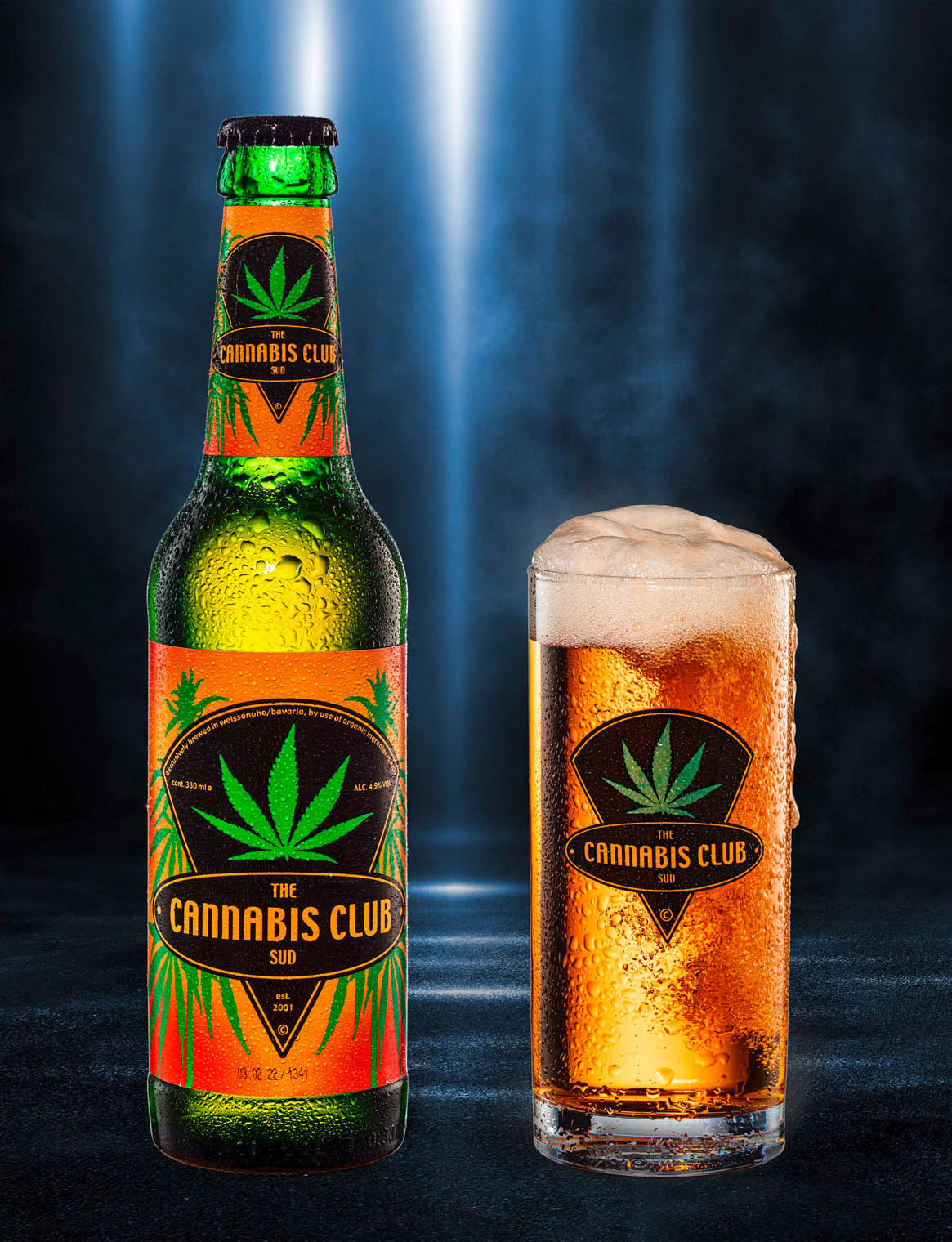 frische Getränkeflasche und Bierglas mit Kondenstropfen, Klosterbrauerei Weißenohe, Cannabis Club