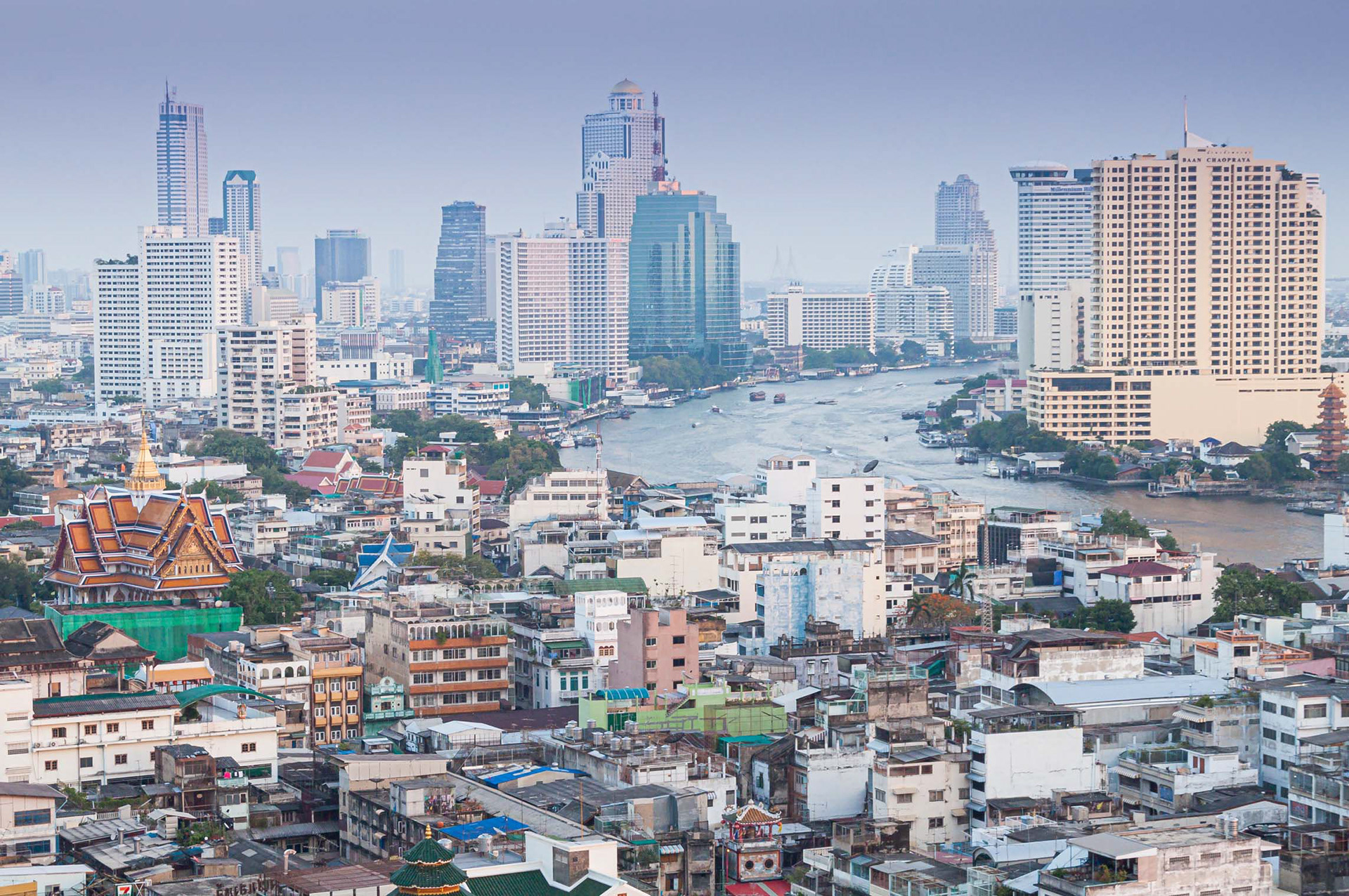 Skyline von Bangkok, mit Chao Phraya, Thailand