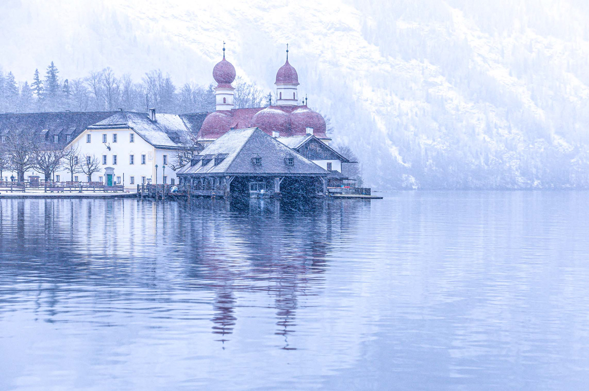 Winterstimmung bei der Wallfahrtskirche St. Bartholomä am Westufer des Königssees auf der Halbinsel Hirschau, Nationalpark Berchdesgarden