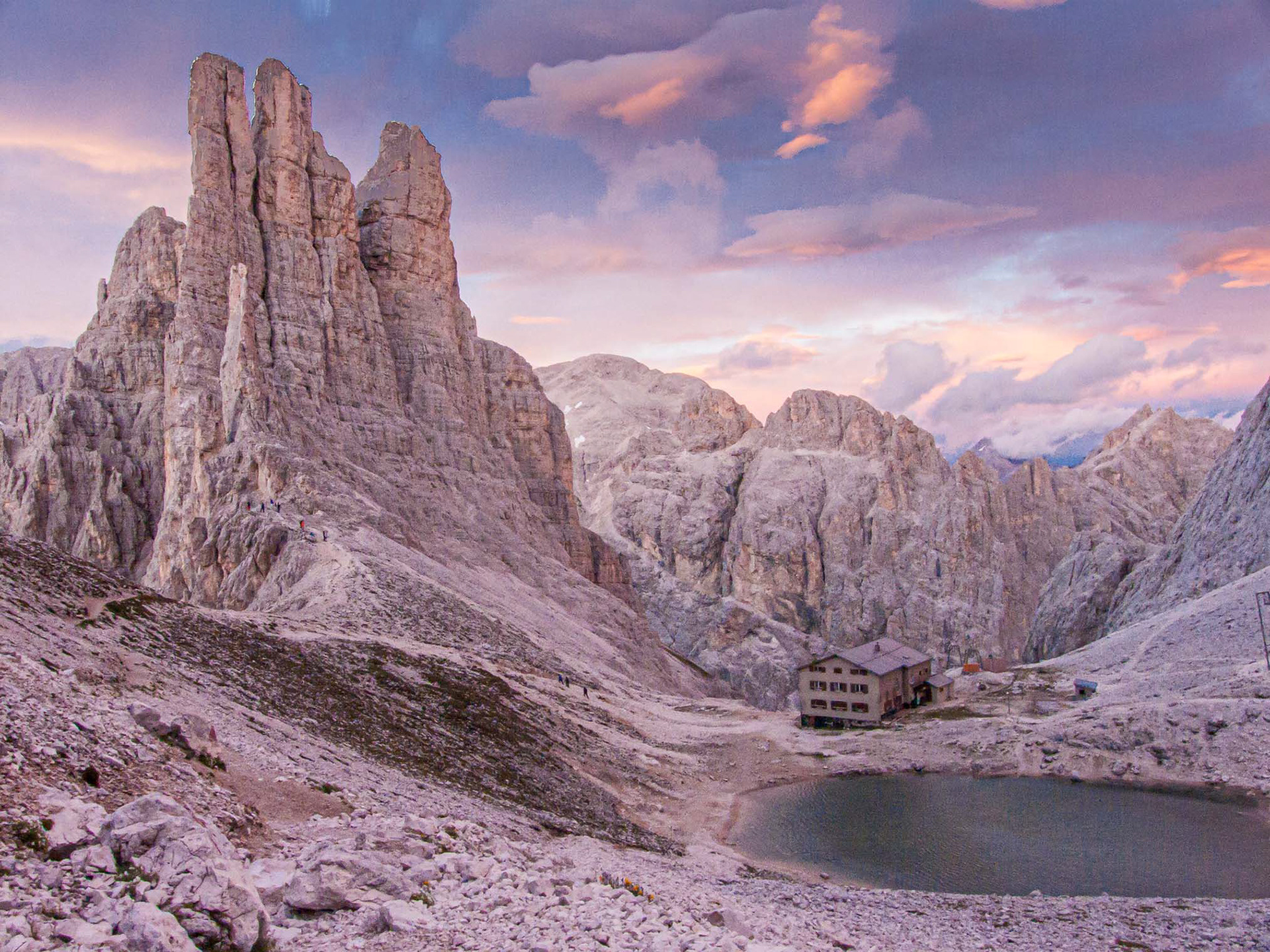 Sonnenuntergang in den Dolomiten mit Blick auf die Delagokante der Vajolettürme im Rosengarten, Südtirol, Italien