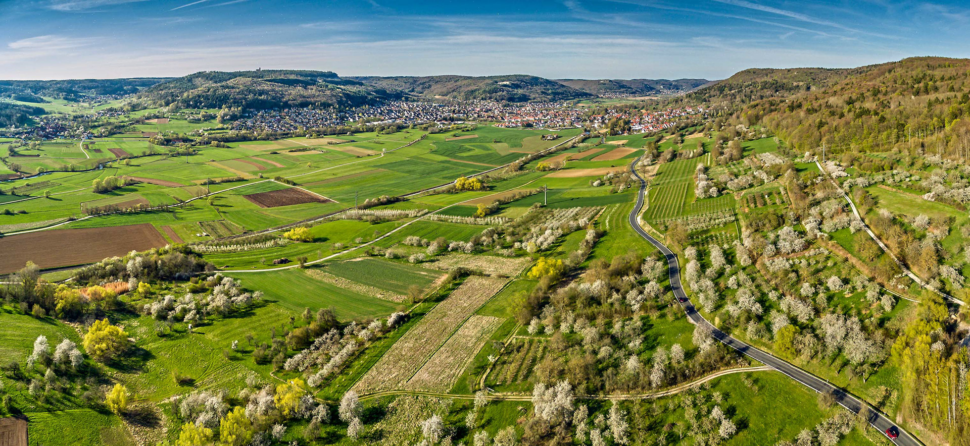 Wiesenttal-Luftbild-Panorma, Streuobstwiesen mit Kirschblüte bei Pretzfeld, Ebermannstadt