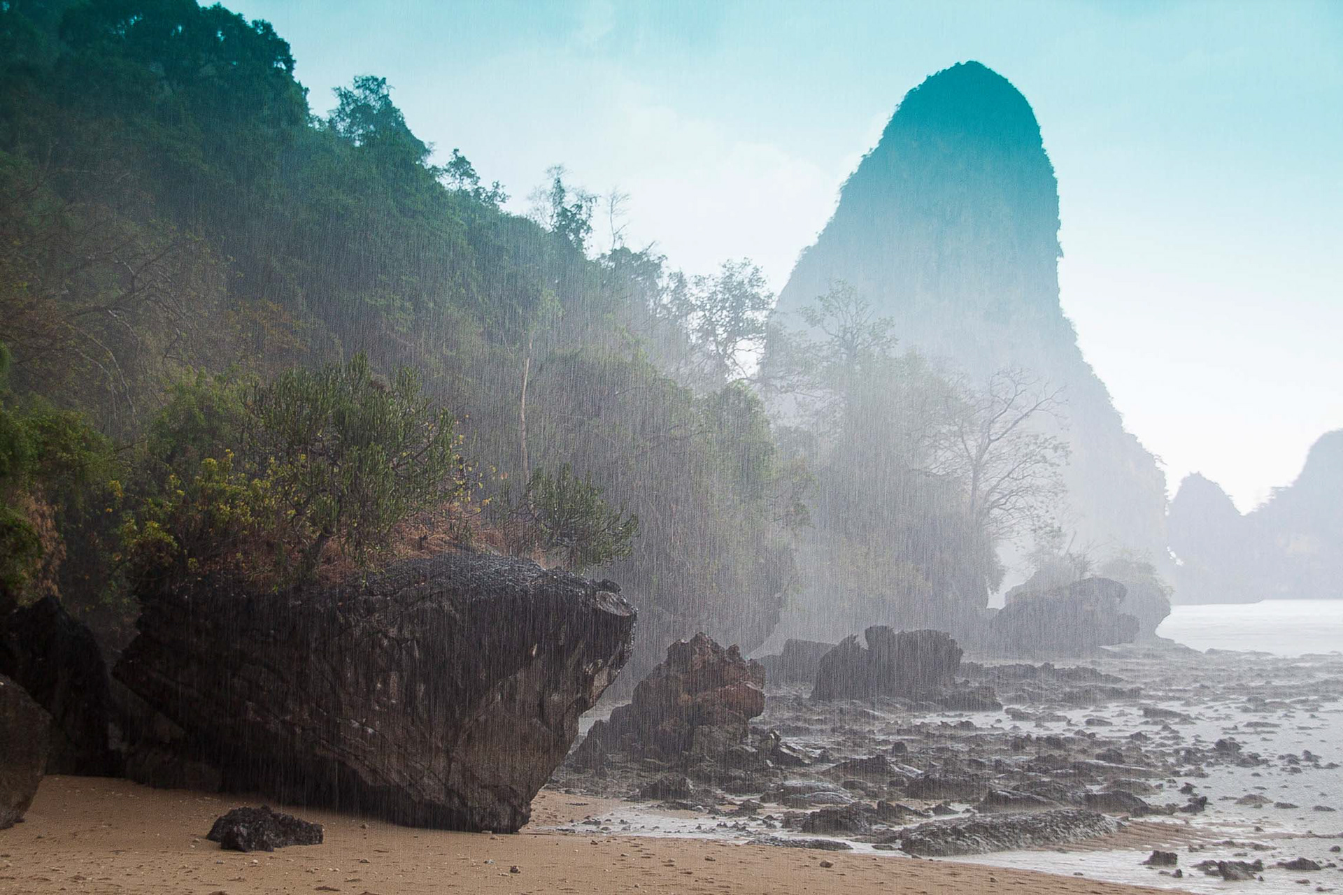 Regenschauer am Tonsai Bay Resort, Ao Nang, Thailand