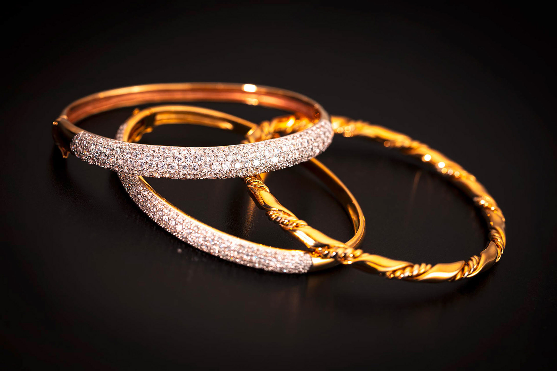 Gold Schmuck Armreif mit Edelsteinen besetzt