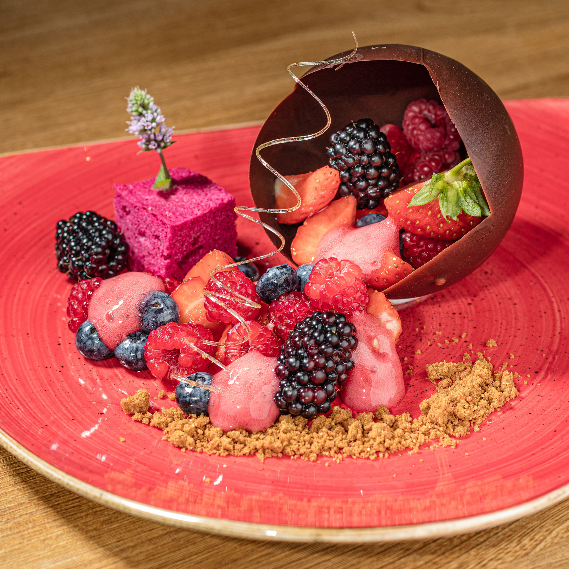 Gaumenfreuden mit frischem Beerenobst in Schokolade