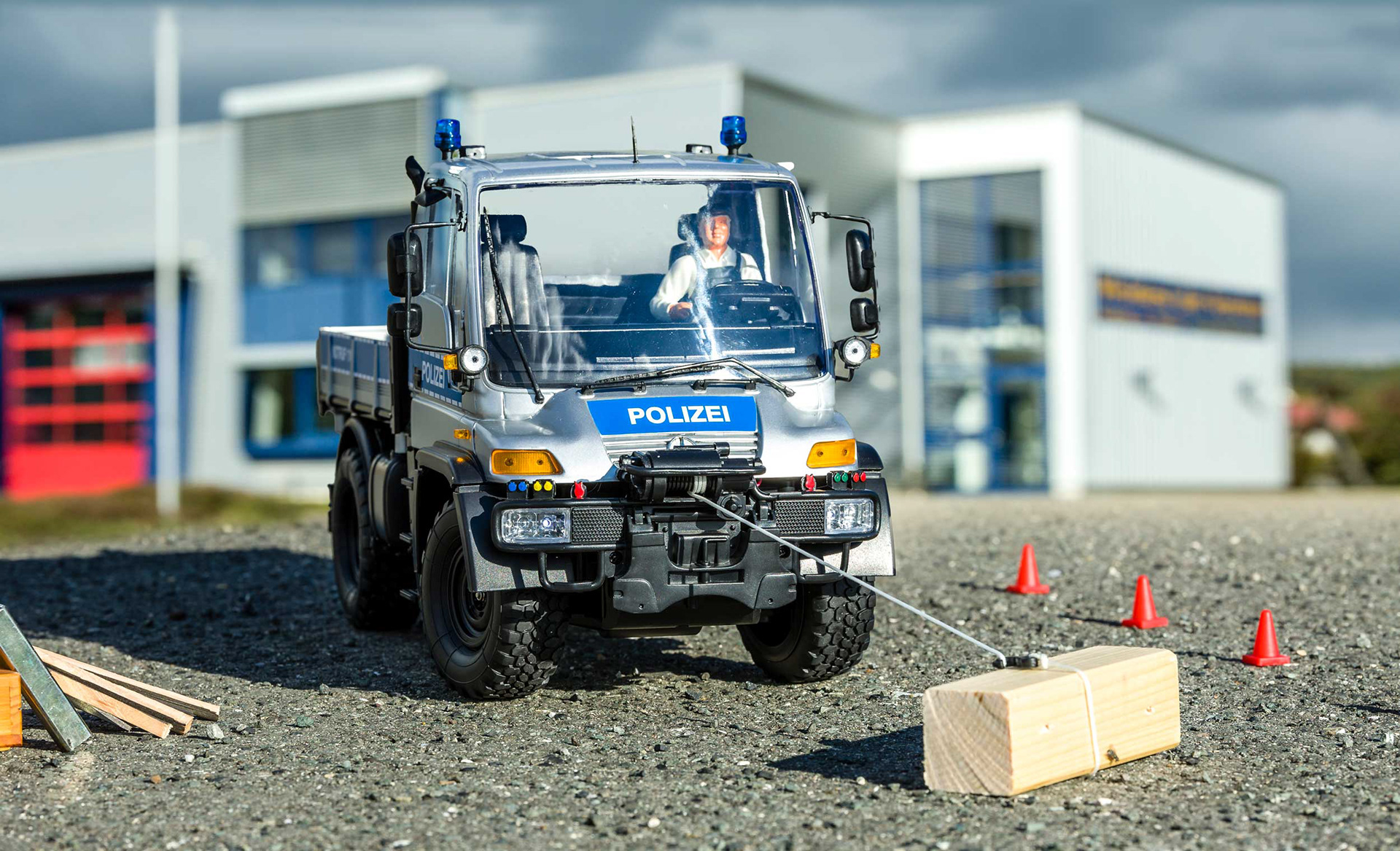 CARSON 1:12 MB Unimog U300 Polizei 2.4G