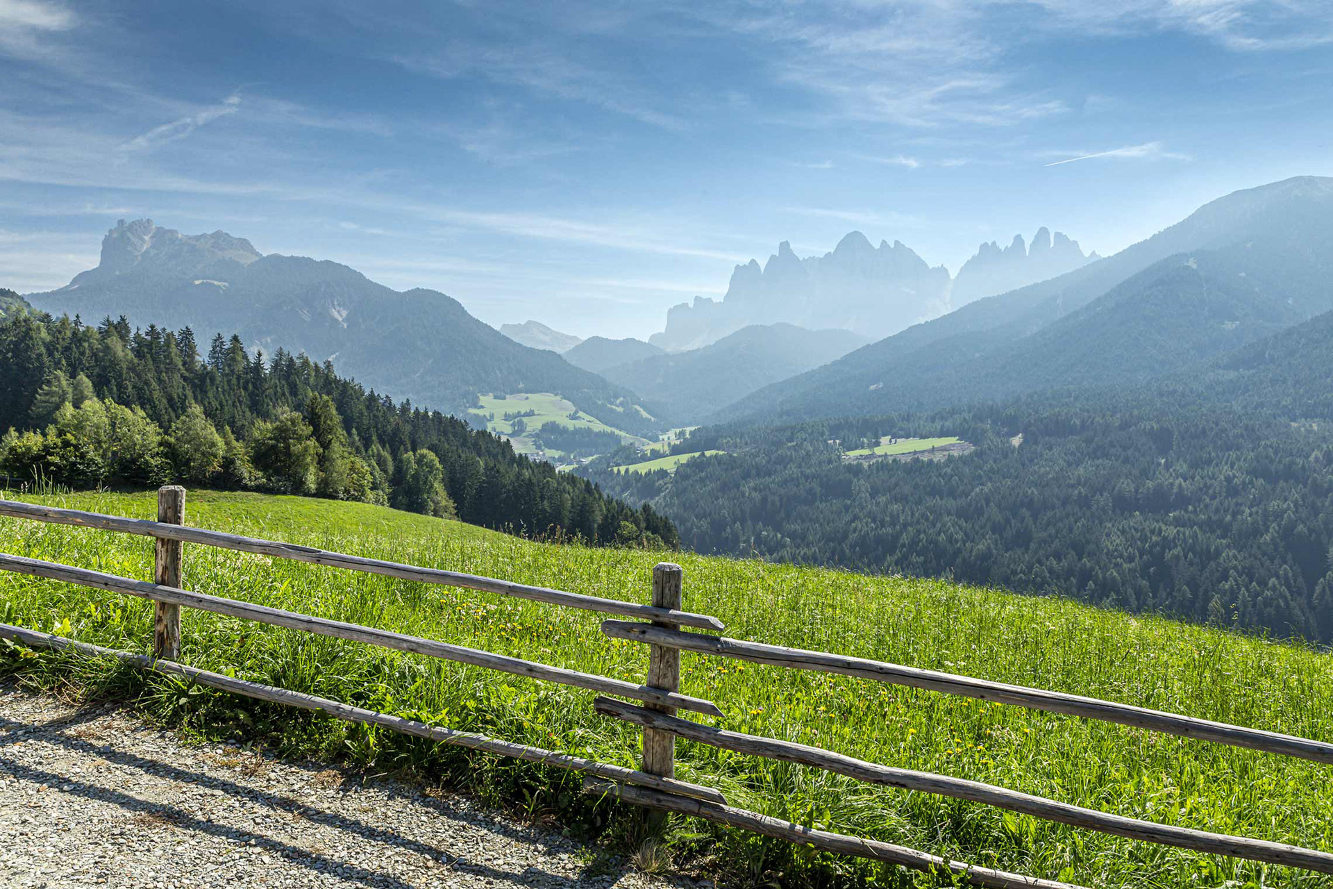 Bergpanorama bei St. Peter auf die Geislergruppe, Dolomiten, Südtirol, Italien