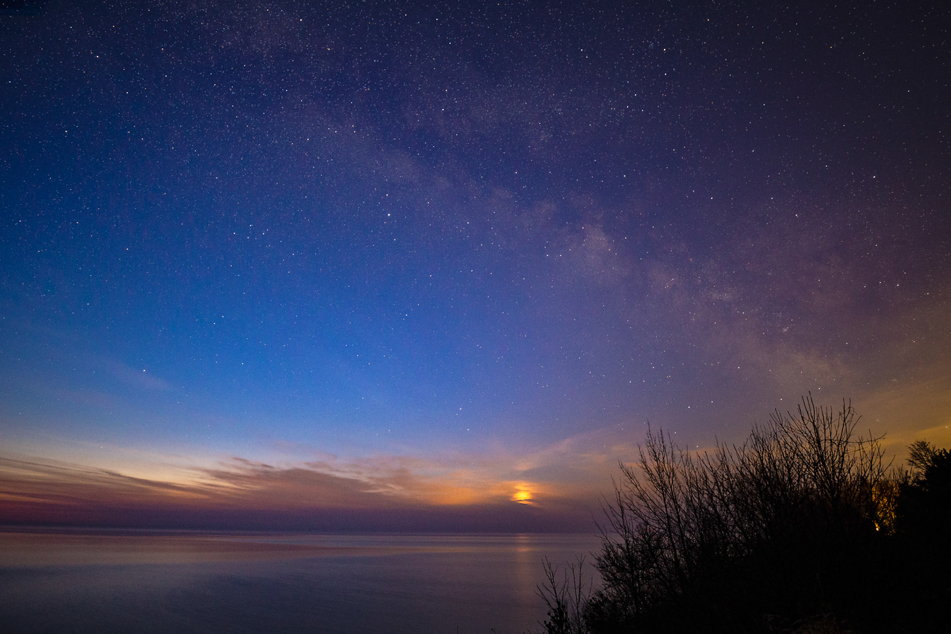 Last vestiges of the Milky Way at twilight. (Moonrise in center, not sunrise)