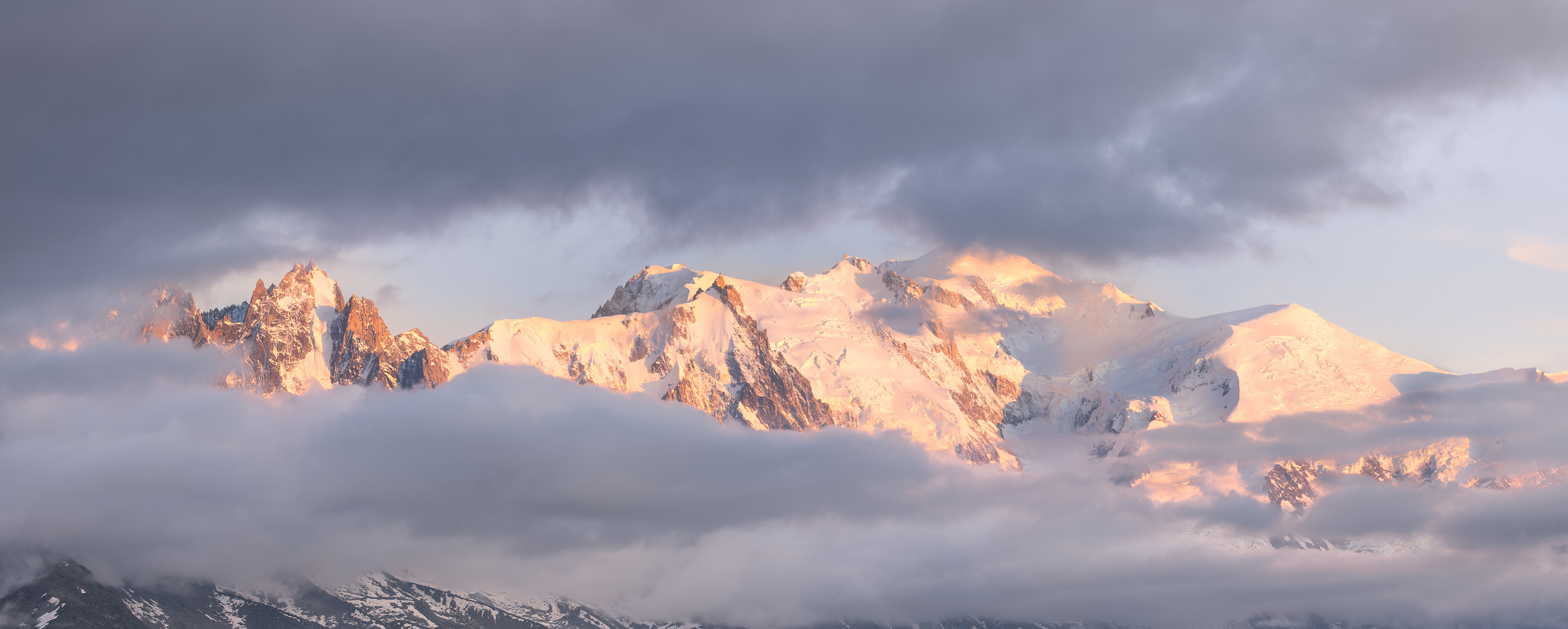 Alpenglühen zu Sonnenuntergang am Mont Blanc Bergmassiv, Chamonix (F) - 09.07.2021