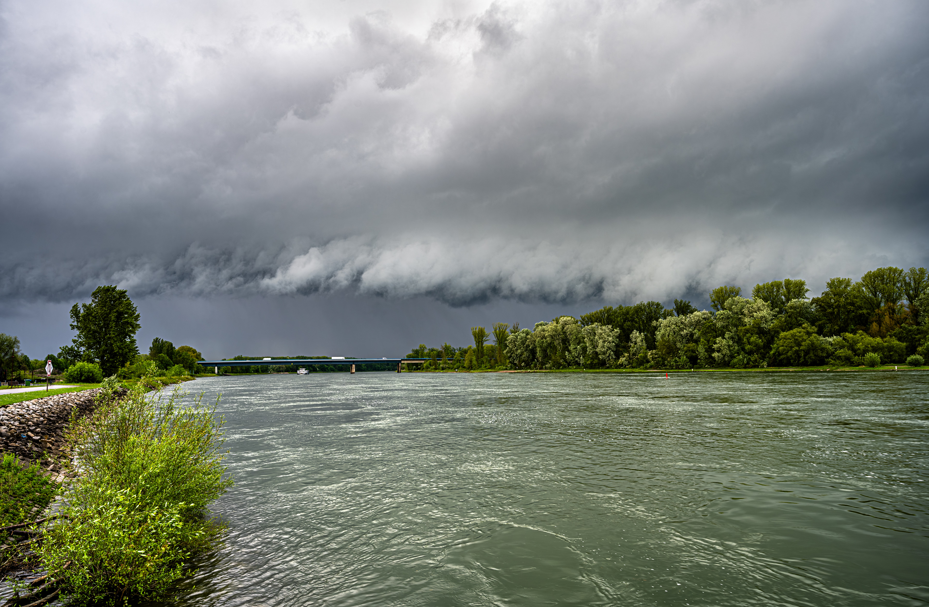 Aufziehendes Gewitter, Rhein Germersheim, RLP (D) - 19.04.2024
