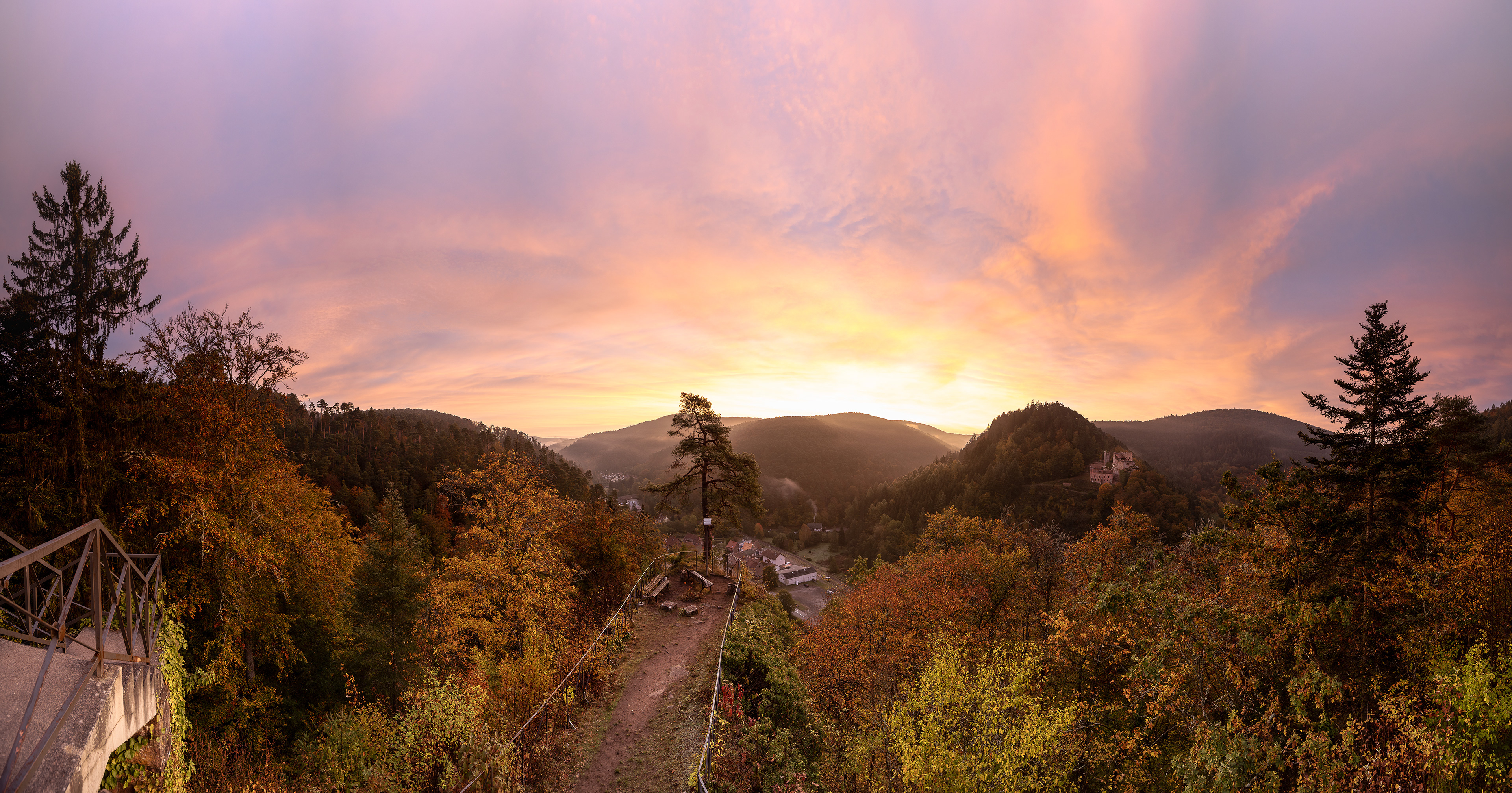 Morgenröte über Elmsteiner Tal, Pfälzerwald (D) - 20.10.2020
