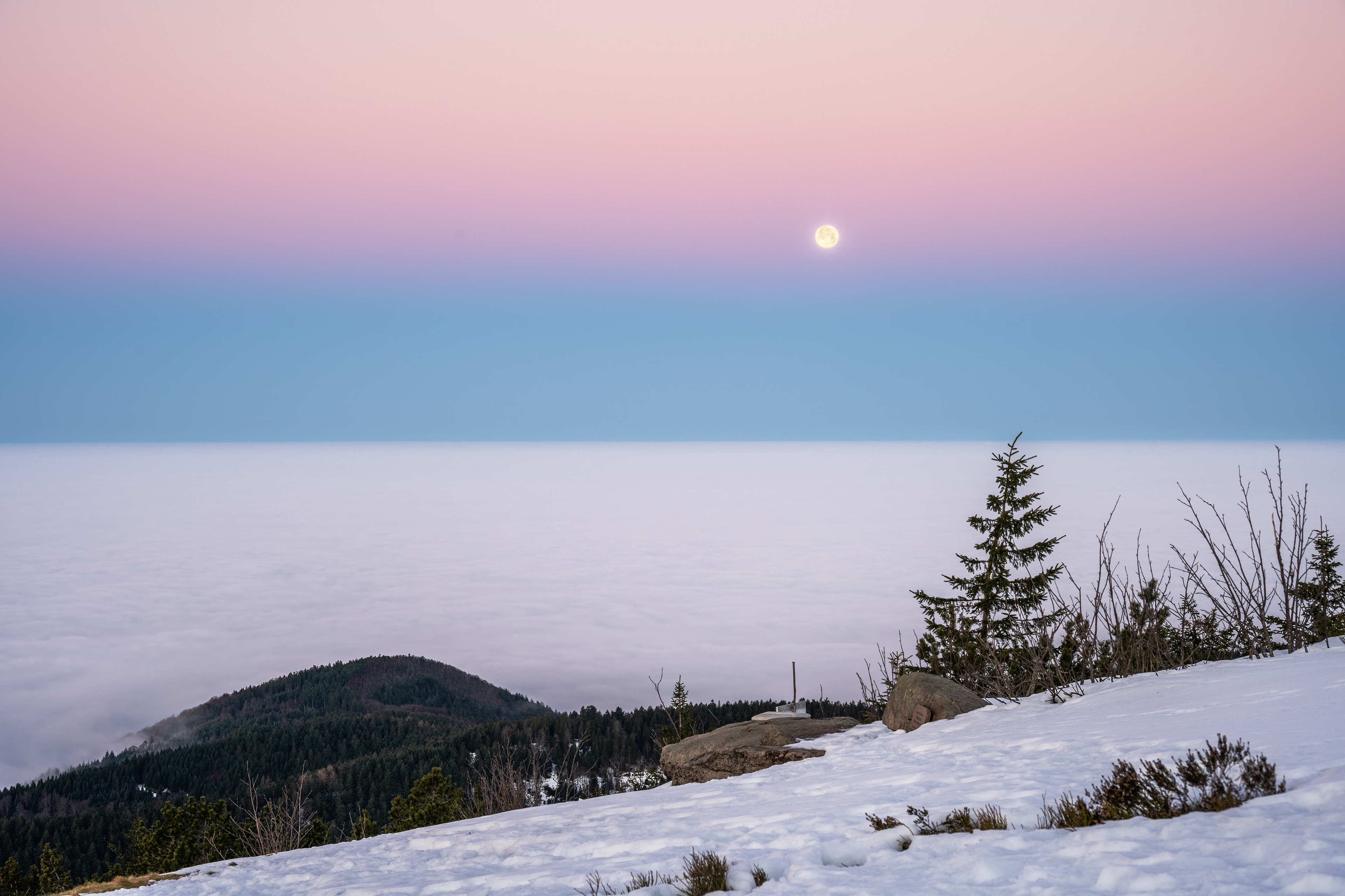 Vollmonduntergang im Erdschatten, Schwarzwald (D) - 19.12.2021