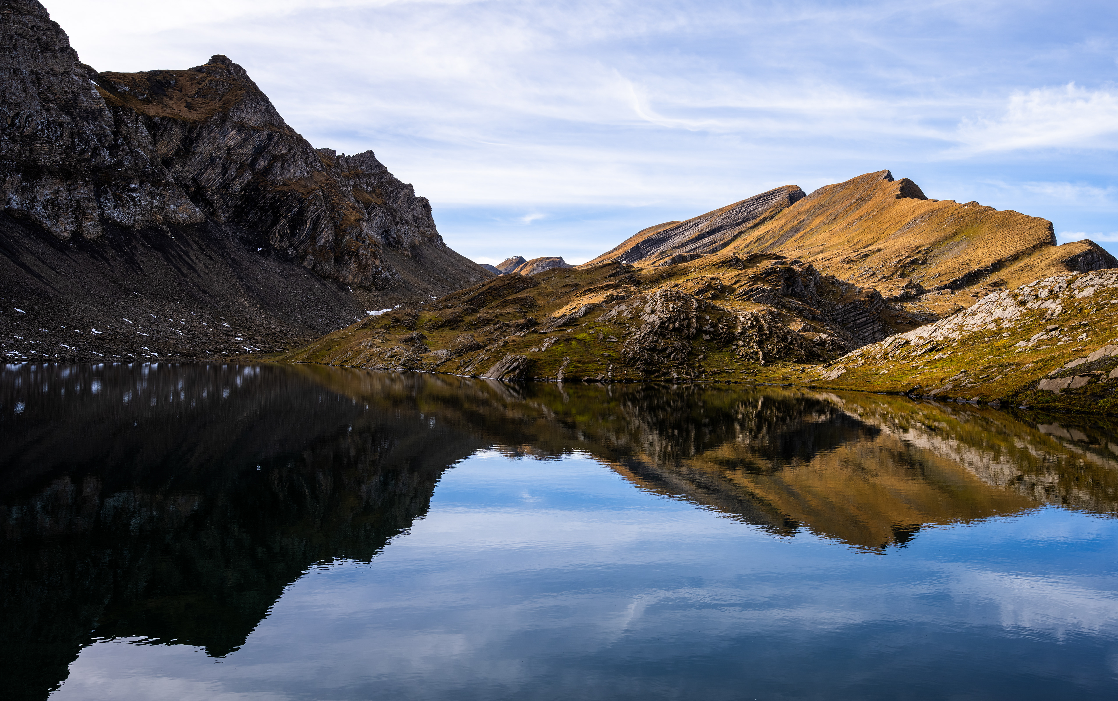 Spiegelnder Bergsee in den Berner Alpen (CH) - 20.10.2024