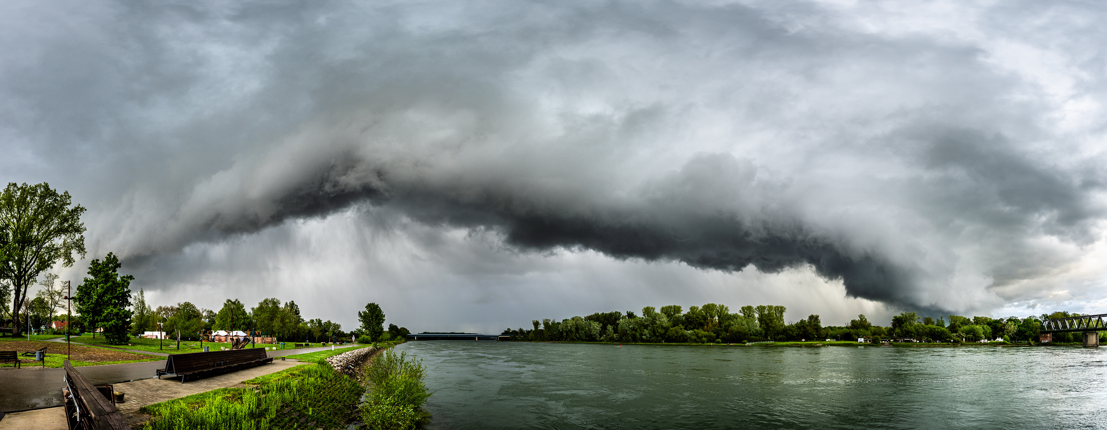 Aufziehendes Gewitter, Rhein Germersheim, RLP (D) - 19.04.2024