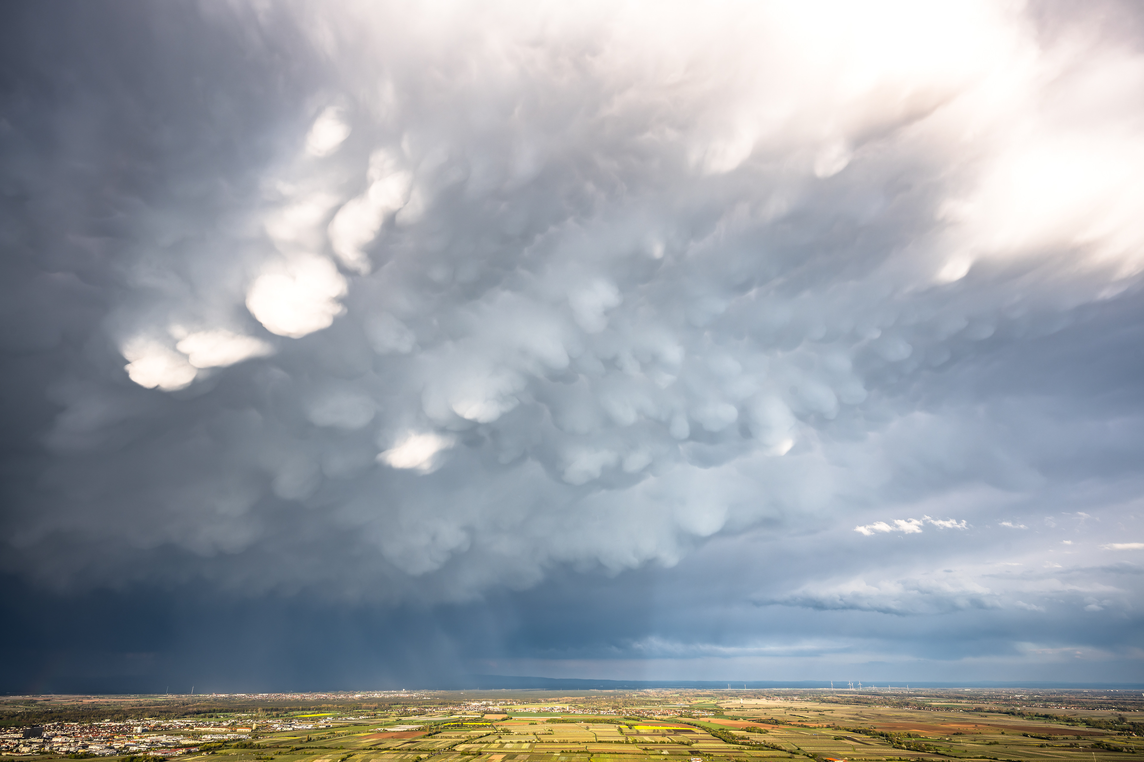 Mammatus Wolken an abziehendem Gewitter, RLP (D) - 21.04.2023