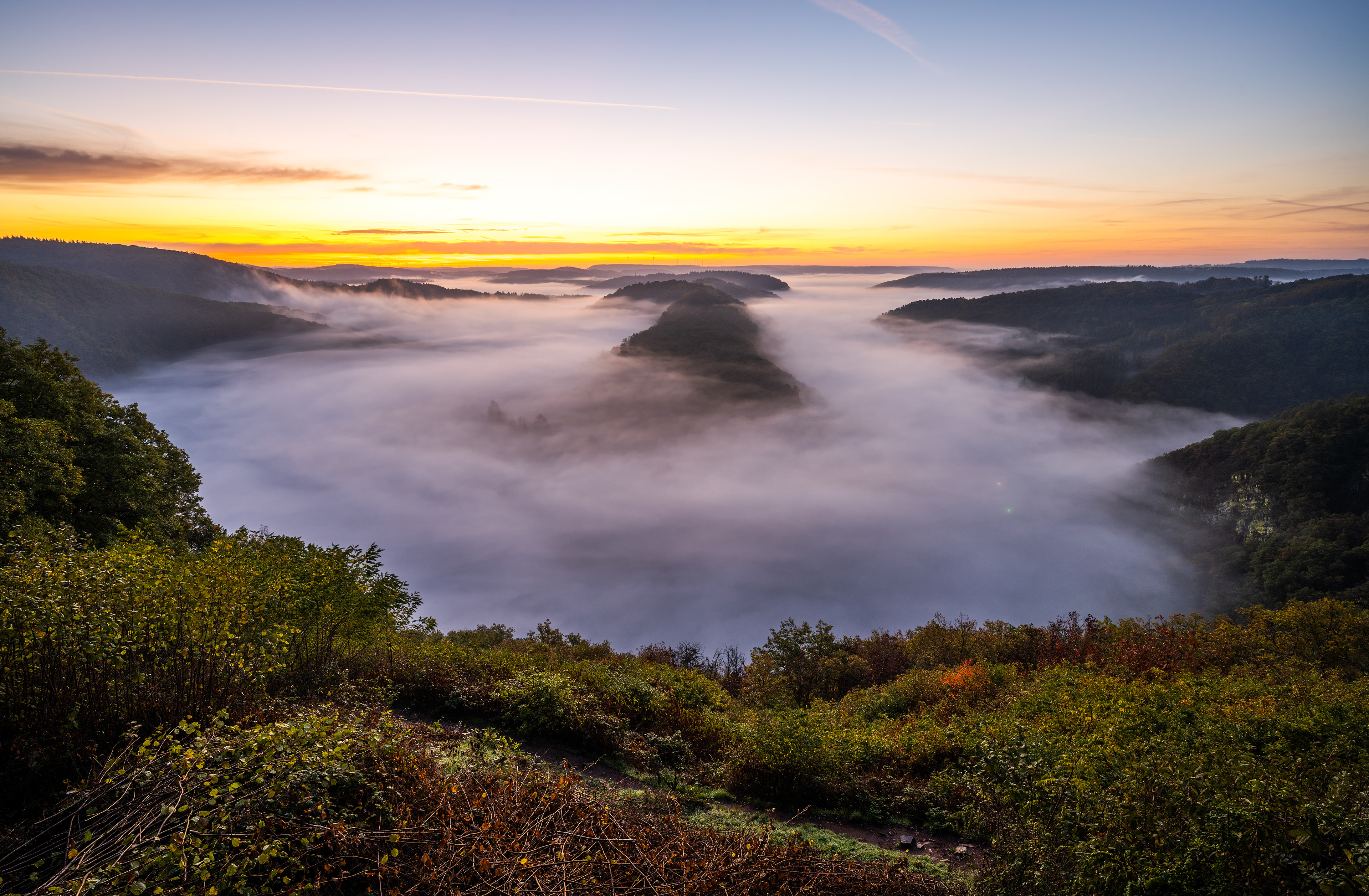 Orangefarbener Horizontalstreifen über Saarschleife, Saargau (D) - 17.10.2022