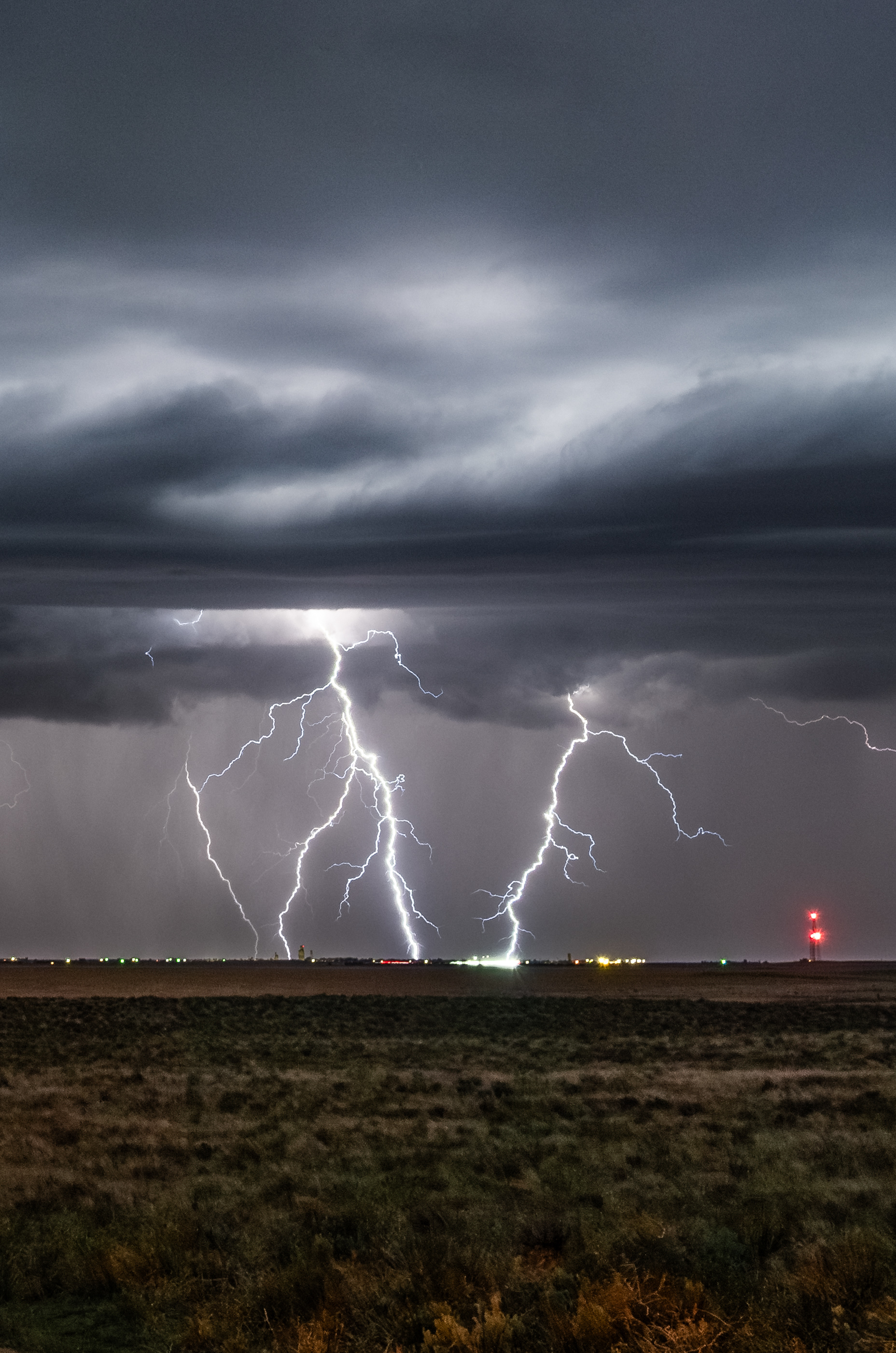 Erdblitze einer aufziehenden Gewitterzelle, Eads, Colorado - 18.05.2024