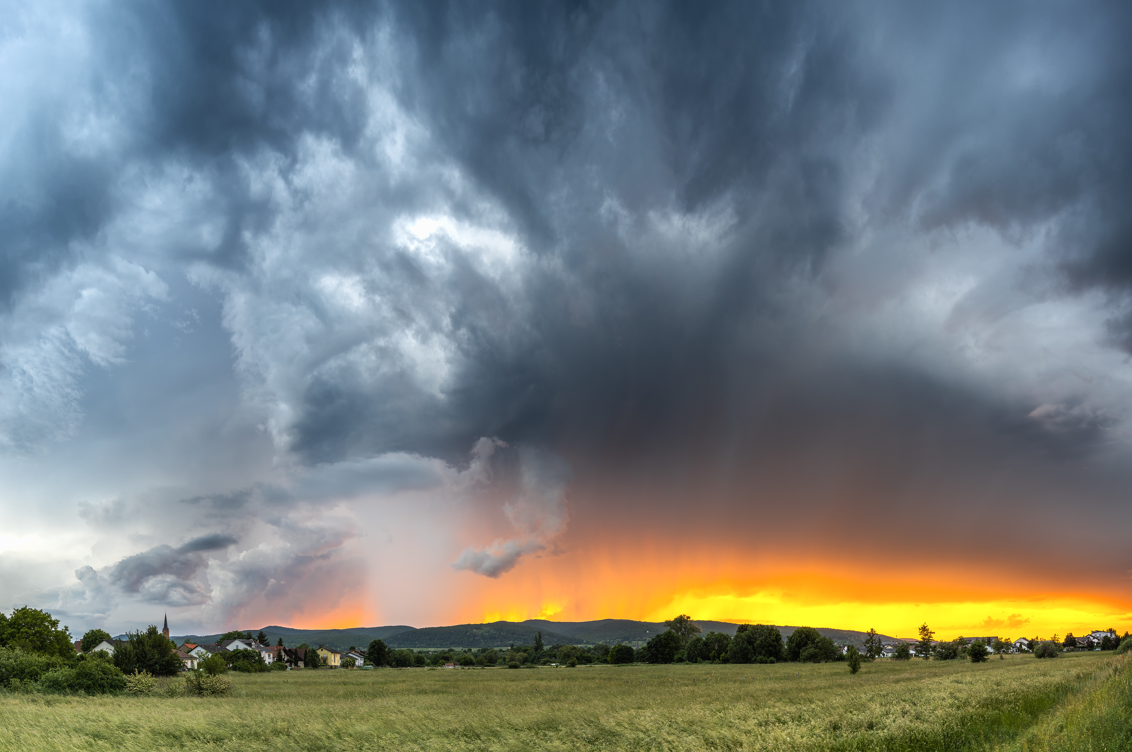 Abendrot zur Gewitterstimmung, Ruppertsberg, RLP (D) - 19.05.2022