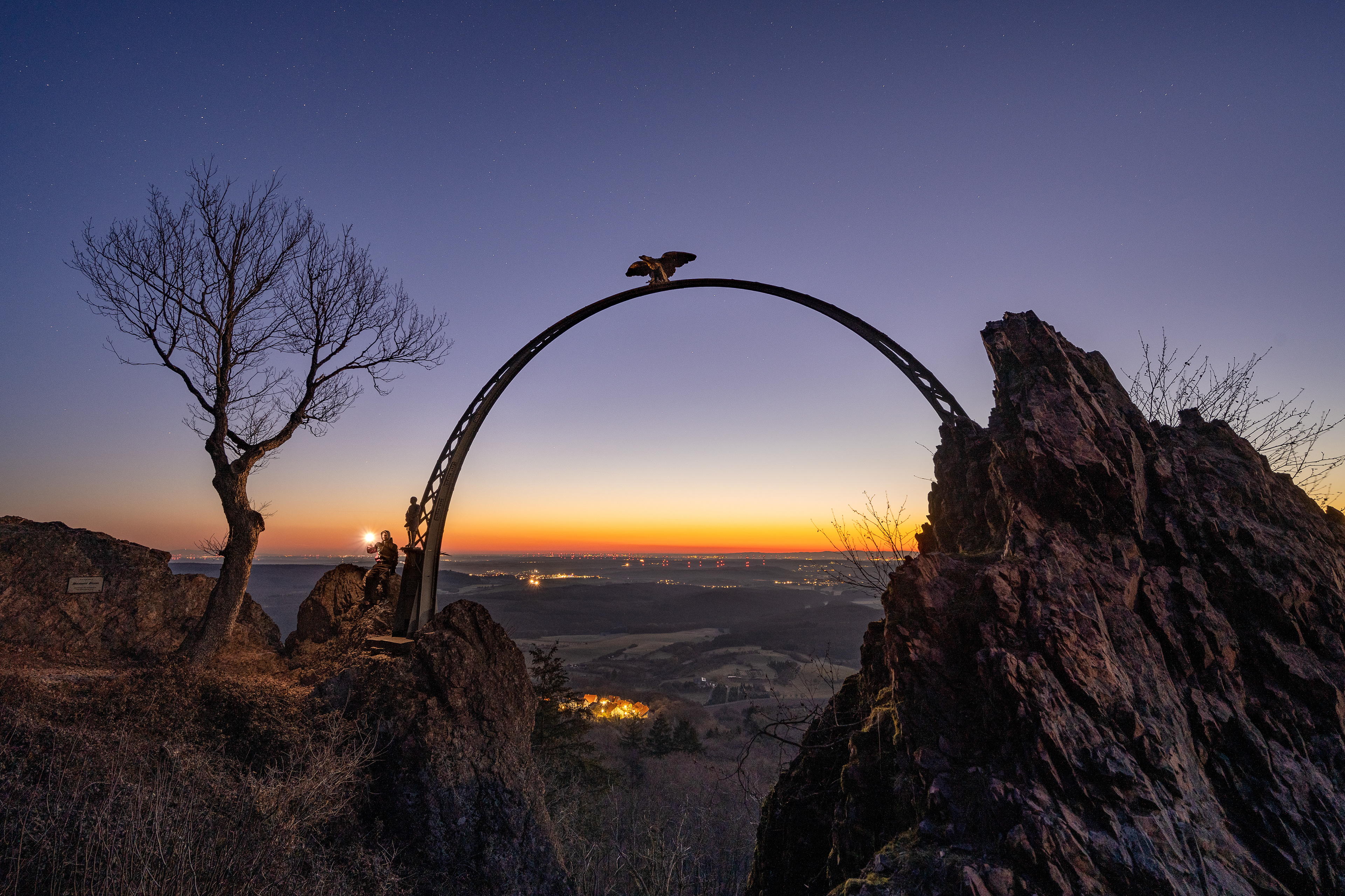 Das Adlerbogen Denkmal in der nautischen Dämmerung, Pfälzerwald (D) - 06.03.2021
