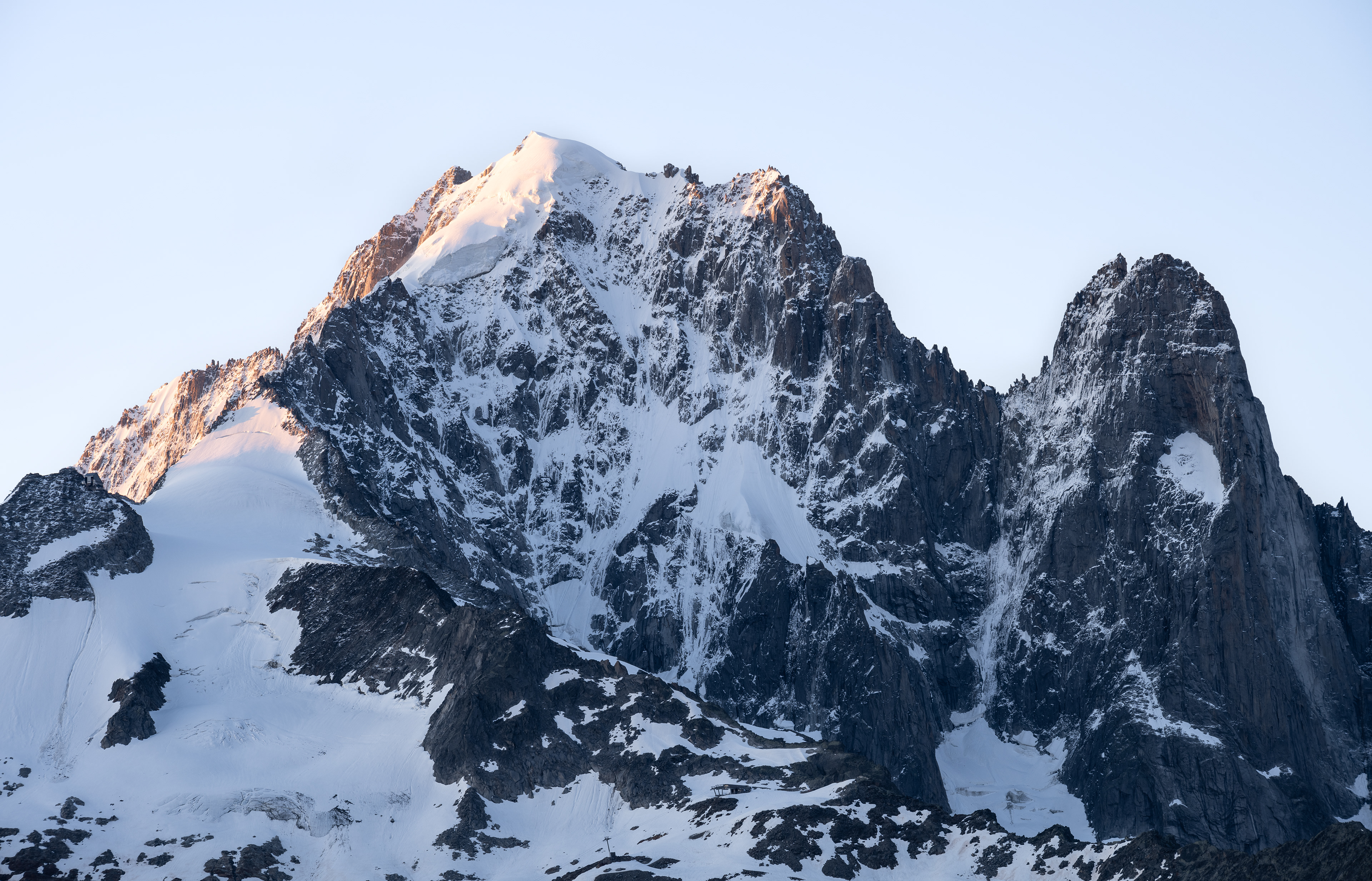 Alpenglühen zu Sonnenaufgang an der Aiguille Verte, Chamonix (F) - 10.07.2021