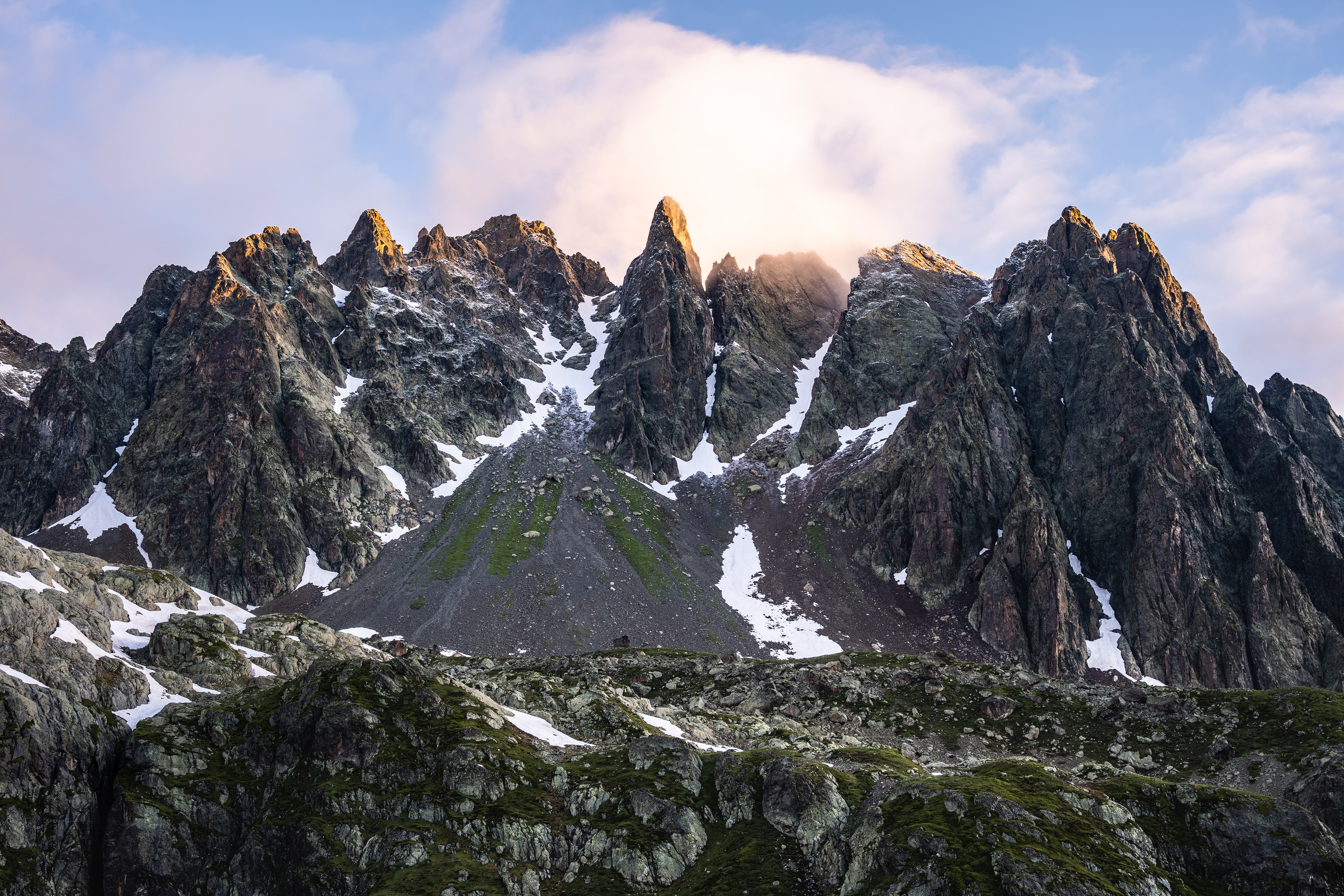 Alpenglühen zu Sonnenaufgang am Aiguille de l'Encrenaz, Chamonix (F) - 09.07.2021