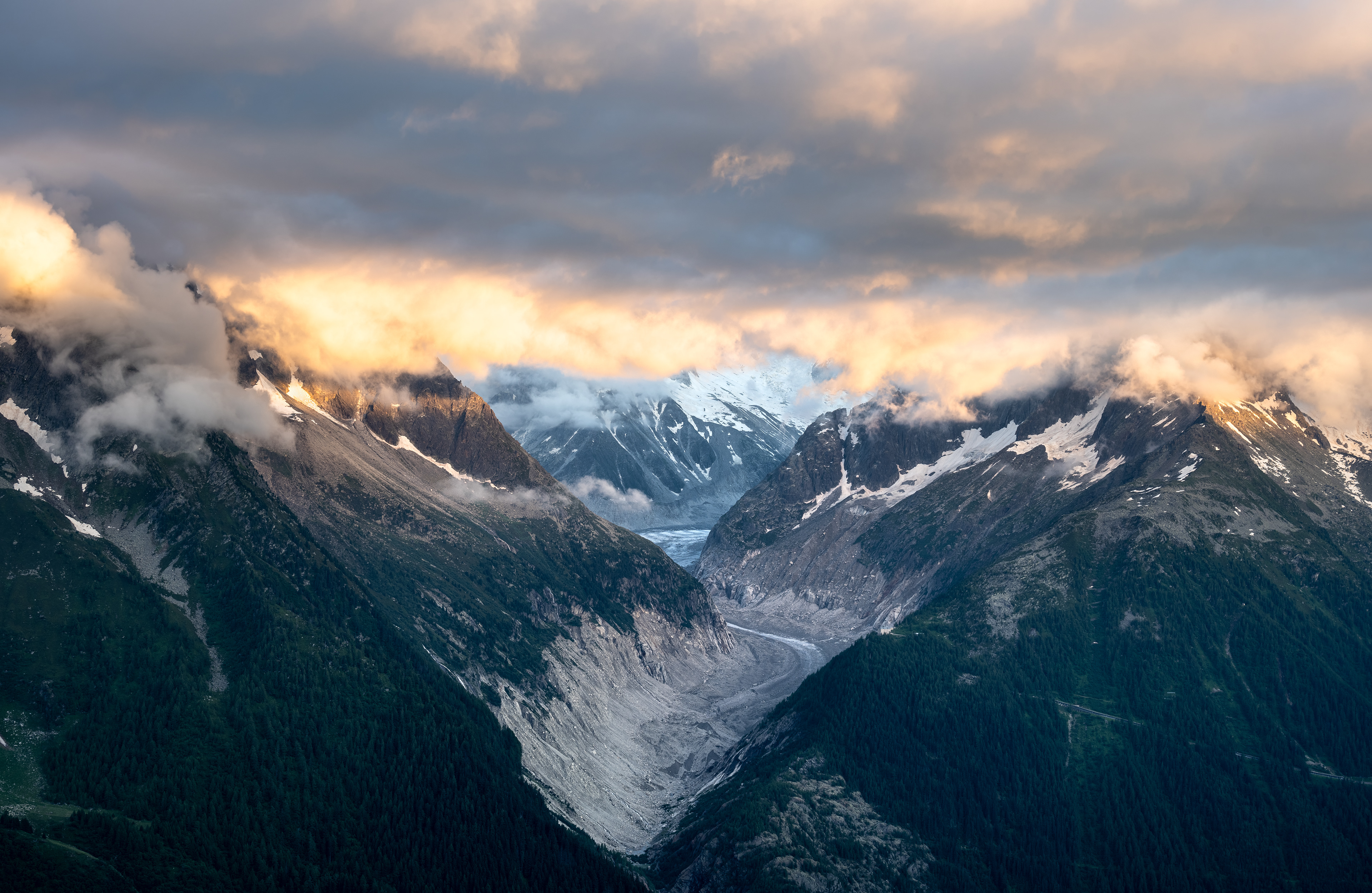 Alpenglühen zu Sonnenuntergang am Mont Blanc Bergmassiv, Chamonix (F) - 09.07.2021