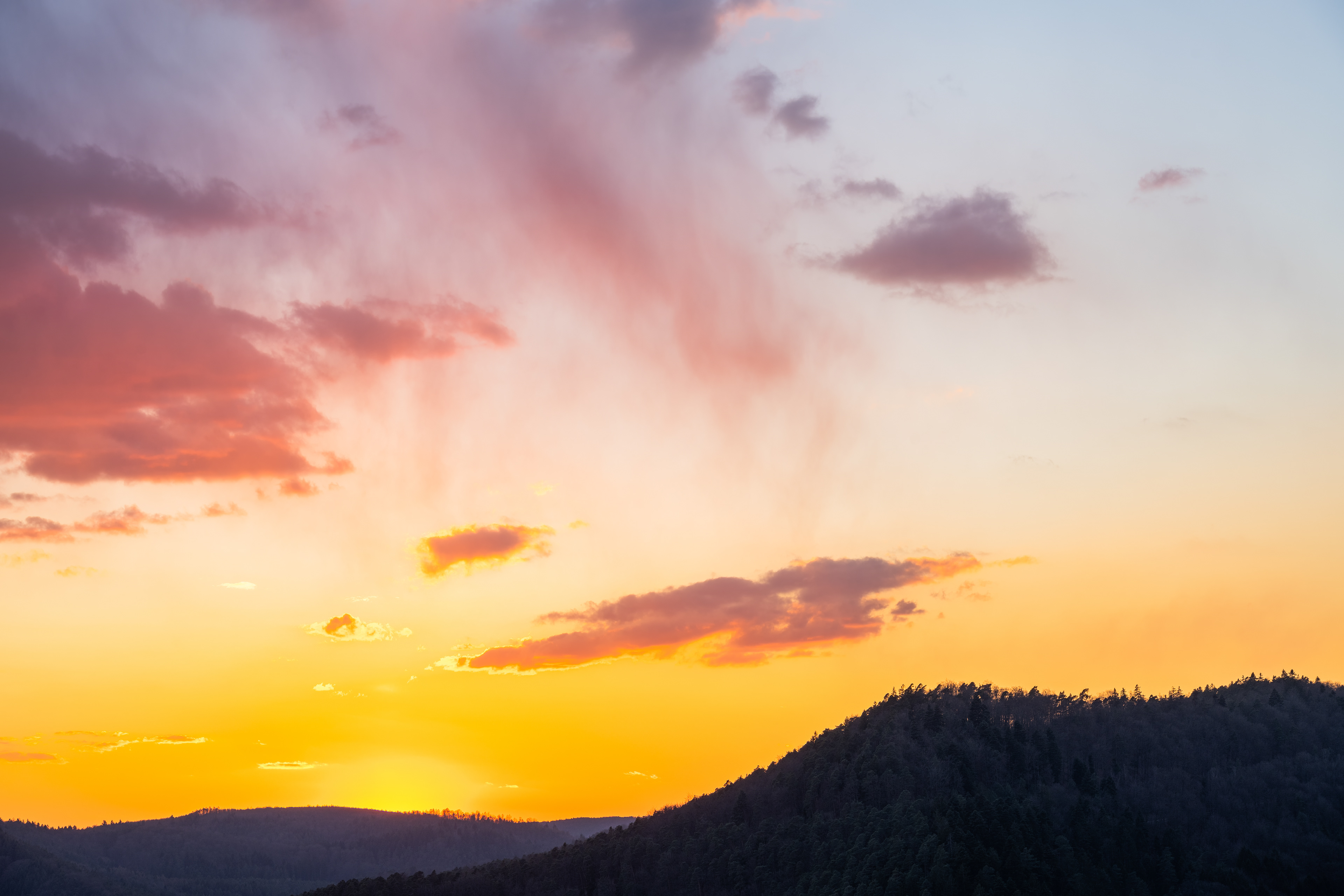 Blutregen zu Sonnenuntergang (Saharastaub) über dem Queichtal, Pfälzerwald (D) - 19.03.2022
