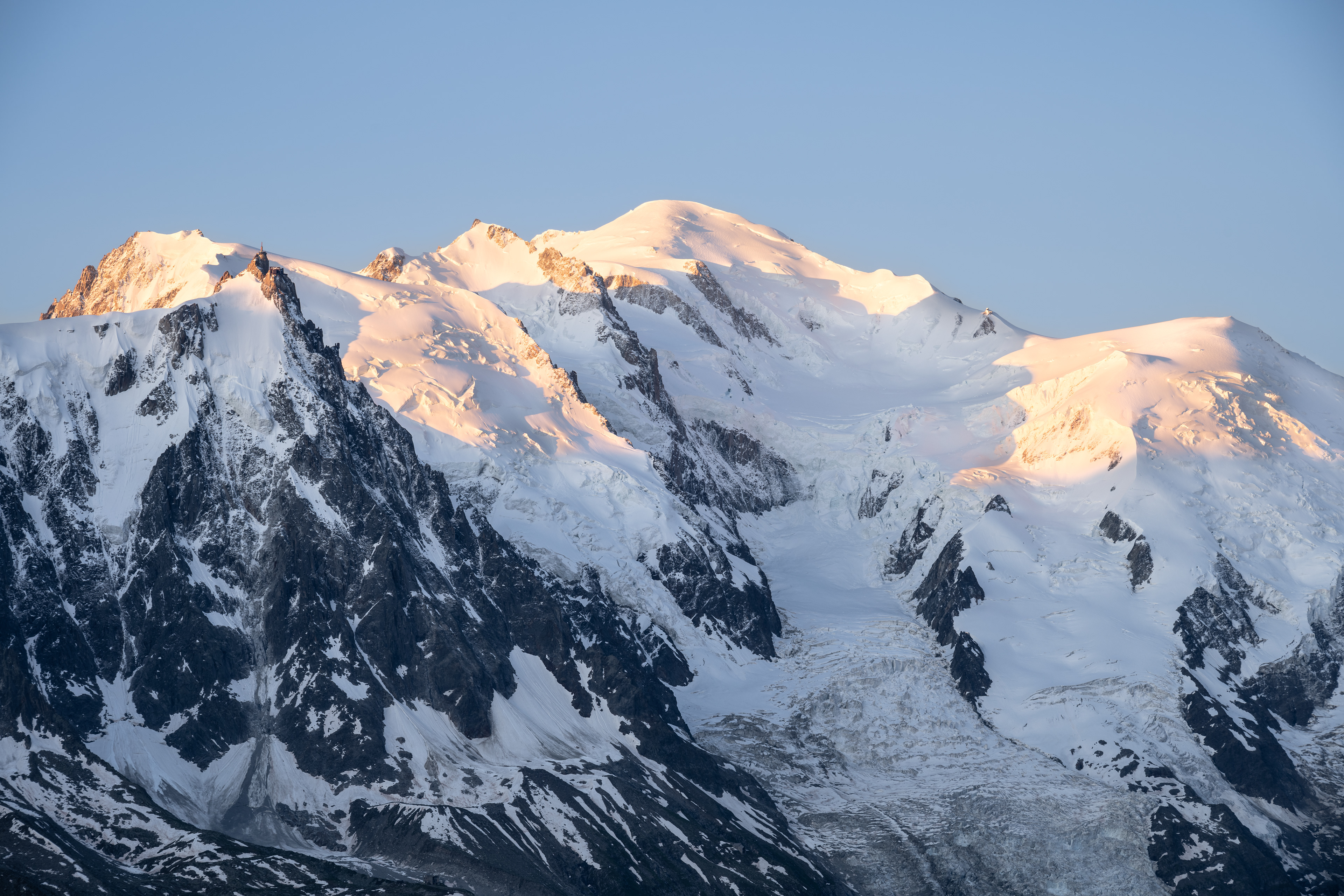 Alpenglühen zu Sonnenaufgang am Mont Blanc, Chamonix (F) - 10.07.2021