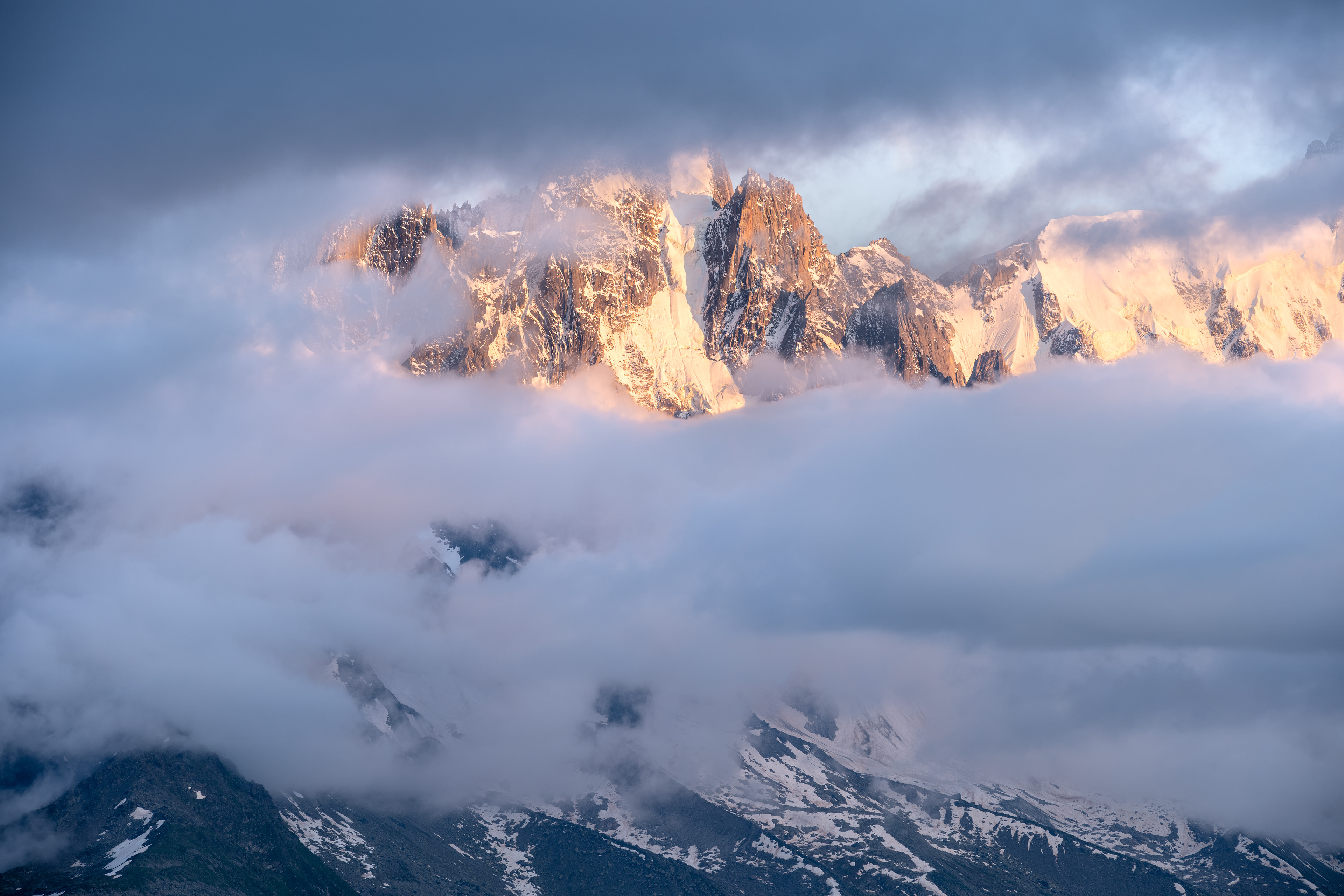 Alpenglühen zu Sonnenuntergang an der Aiguille du Plan, Chamonix (F) - 09.07.2021