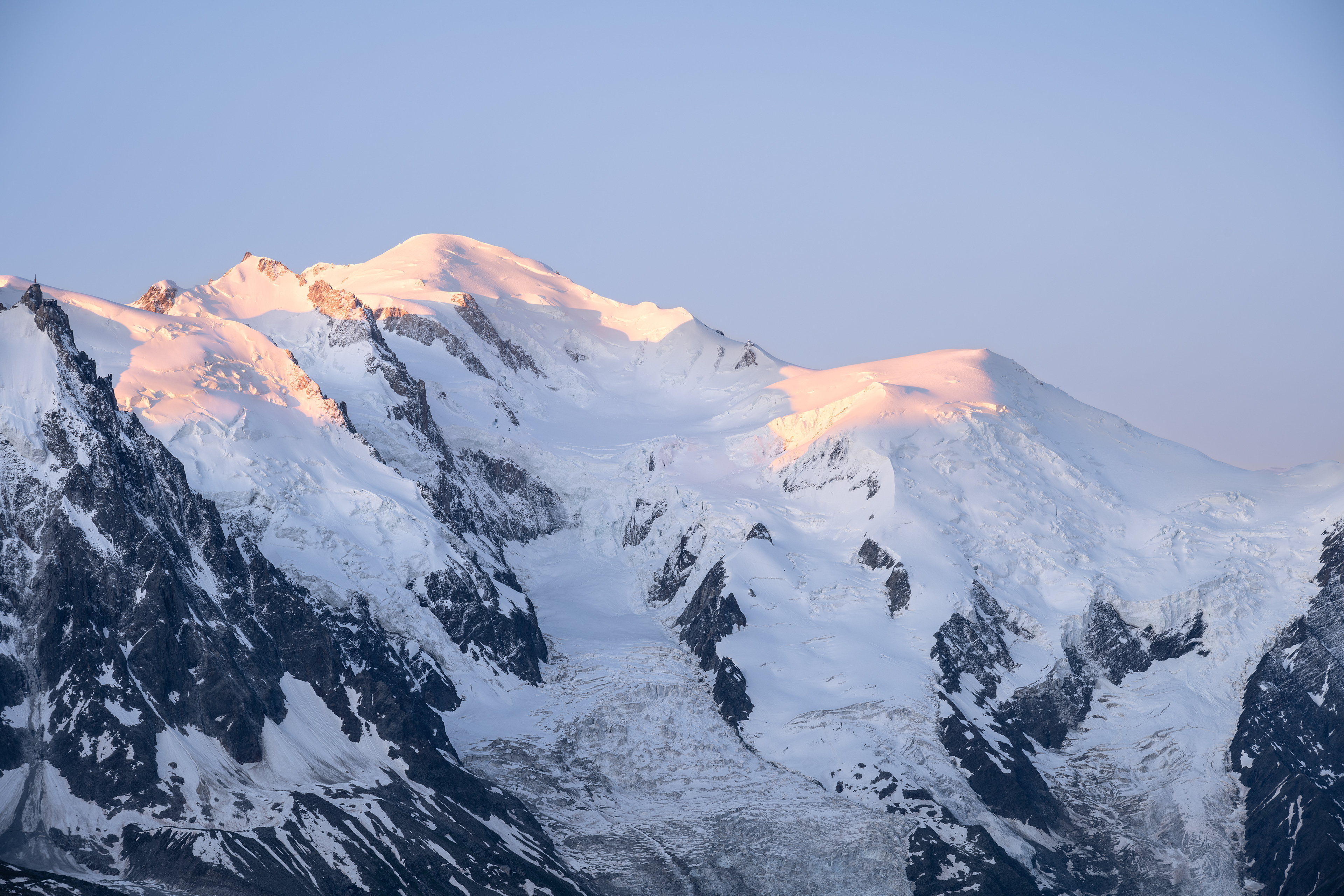 Alpenglühen zu Sonnenaufgang am Mont Blanc, Chamonix (F) - 10.07.2021