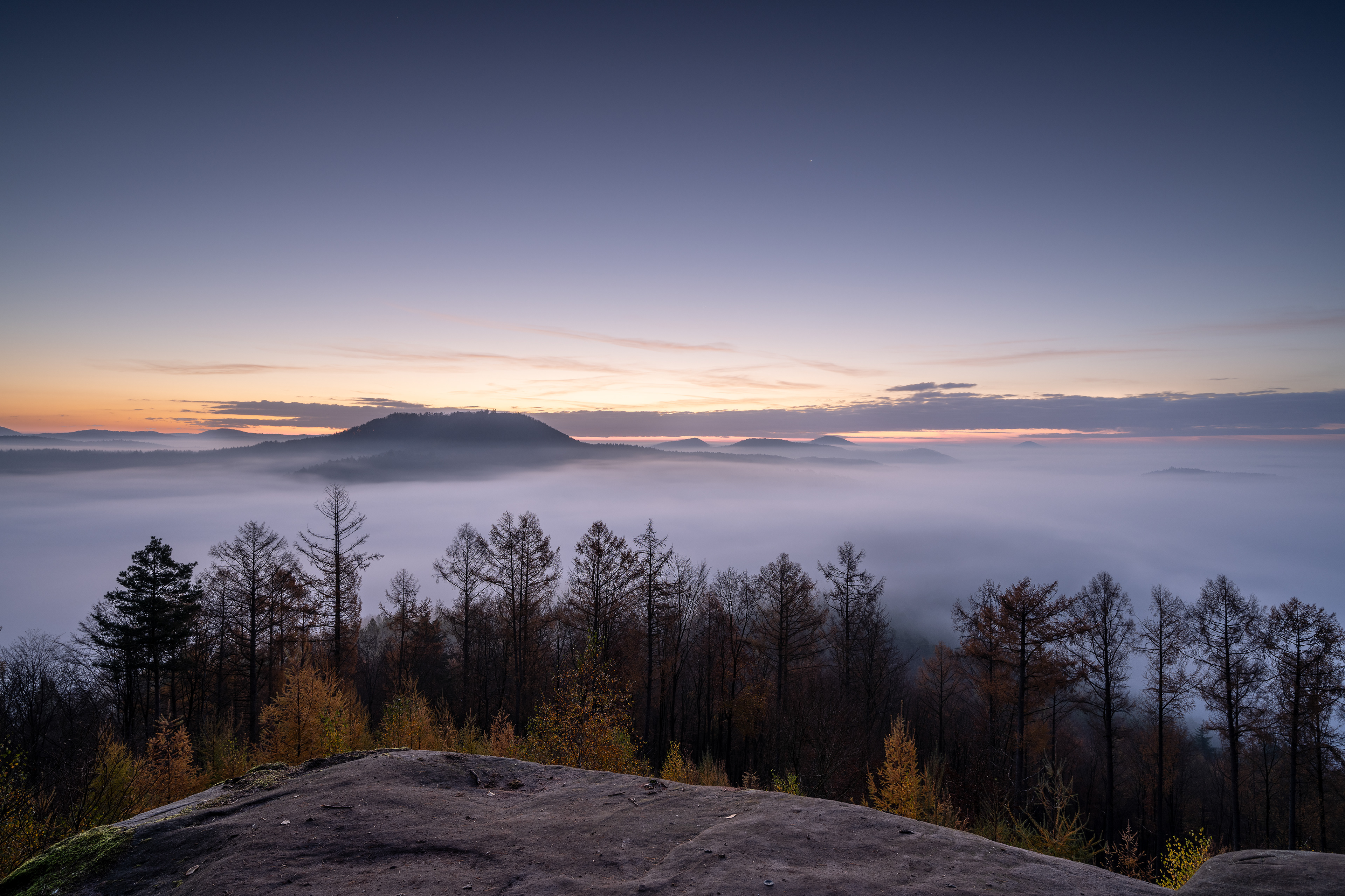 Morgendämmerung über dem Dahner Felsenland, Pfälzerwald (D) - 10.11.2020