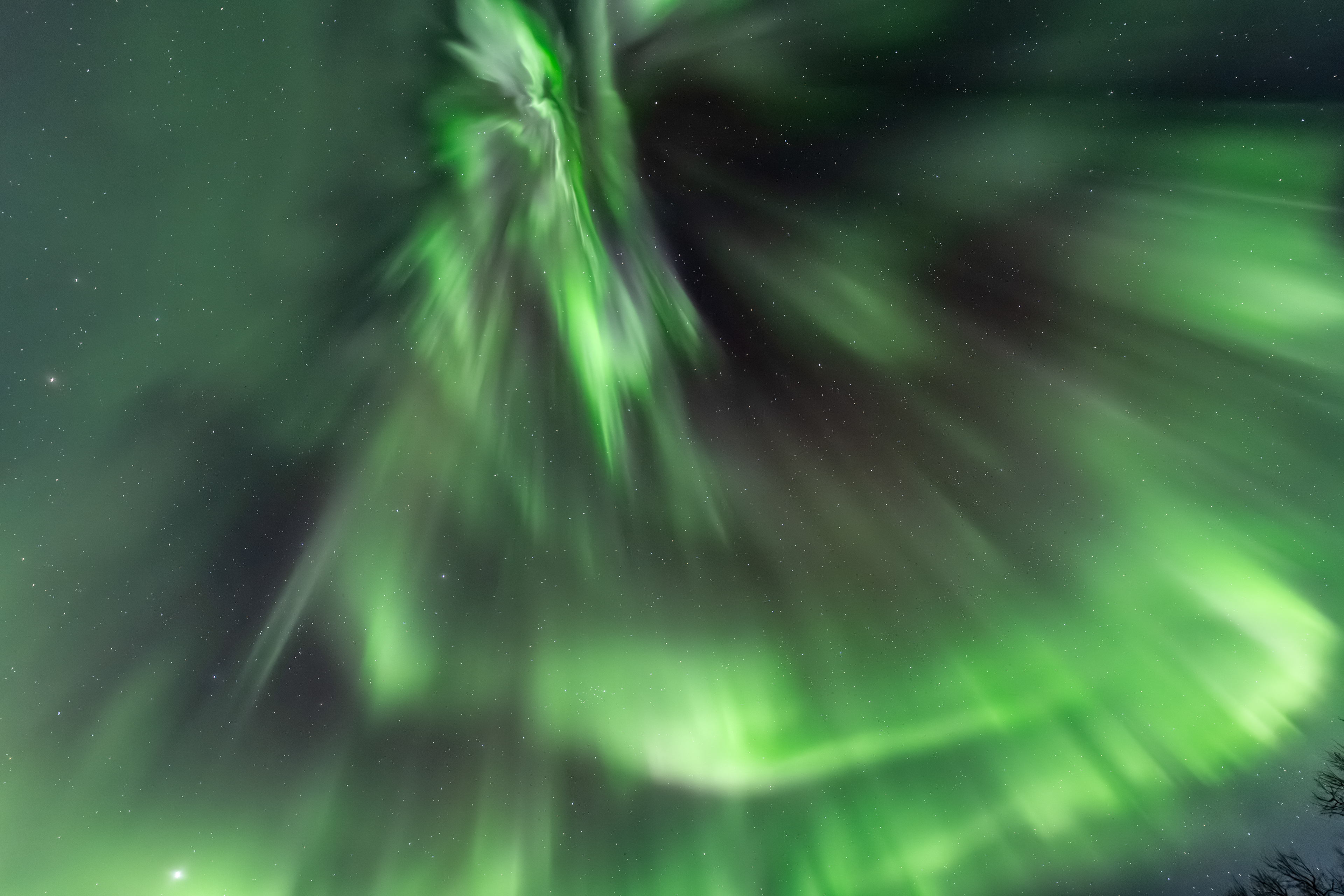 Substorm-Explosion im Zenit, Schweden (21.-22.02.2025)