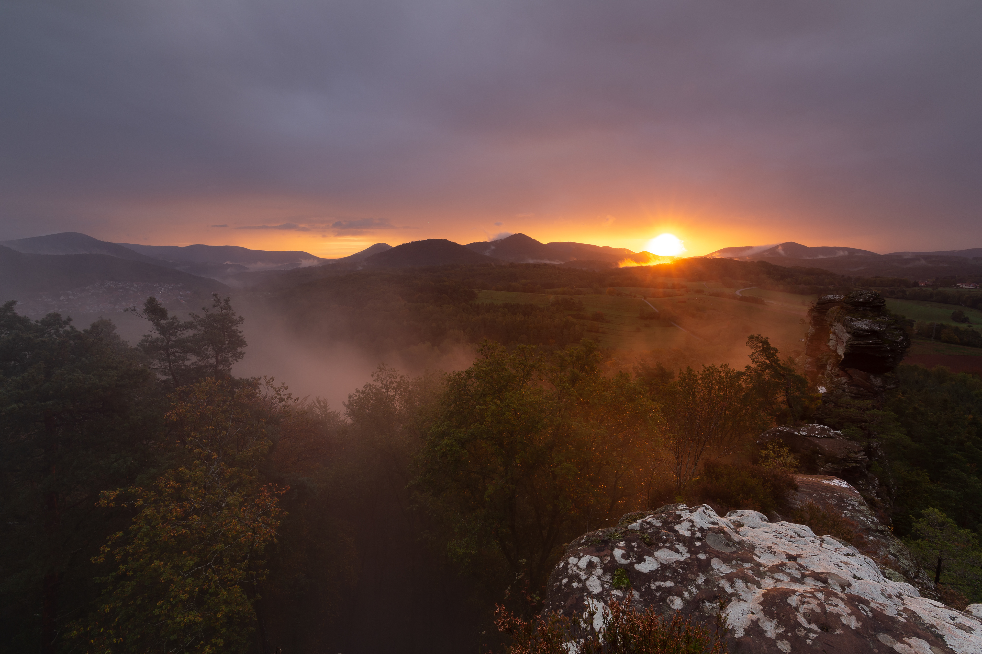 Sonnenaufgang über dem Dahner Felsenland, Pfälzerwald (D) - 18.10.2019