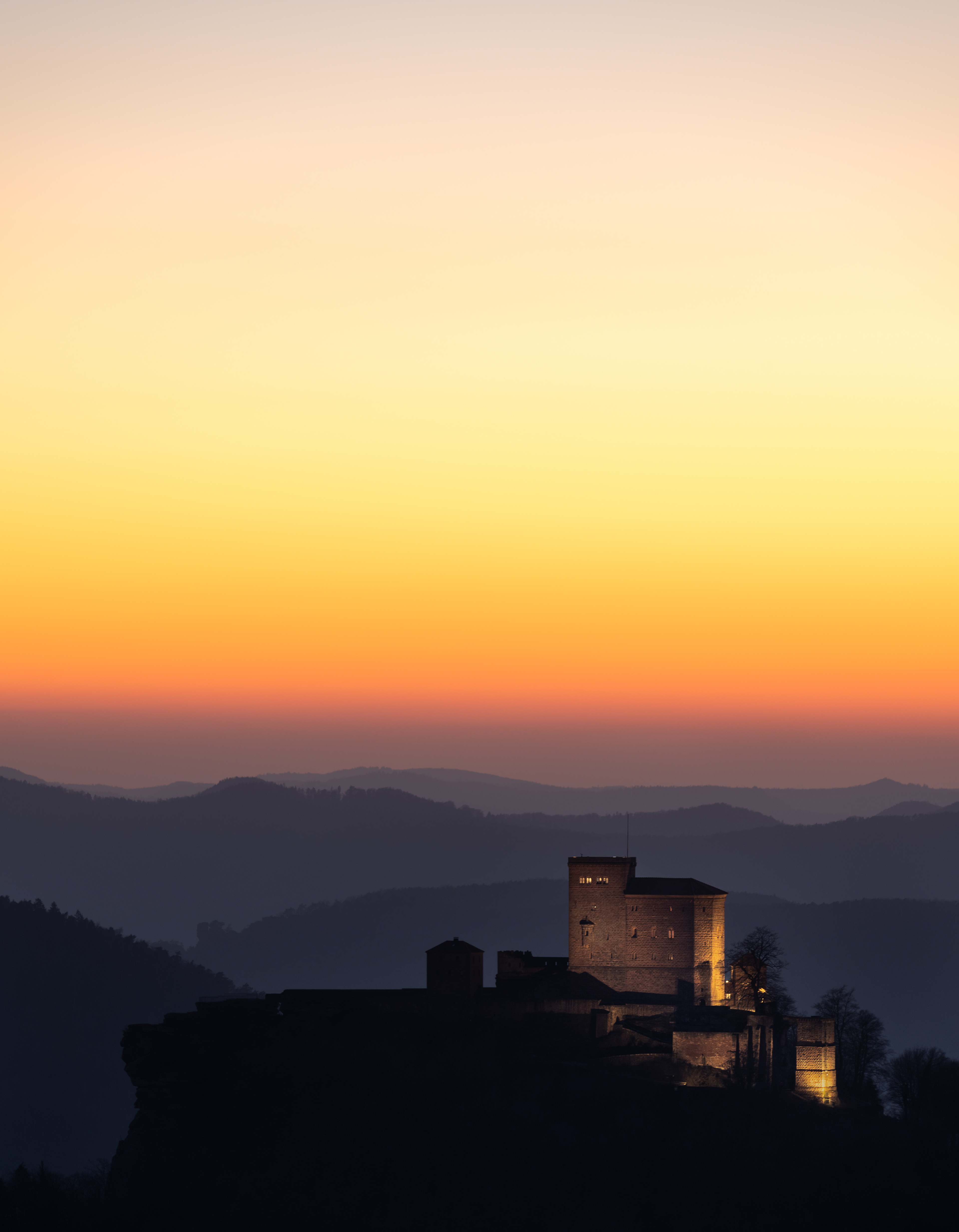 Burg Trifels vor orangefarbenem Horizontalstreifen, Pfälzerwald (D) - 01.03.2021