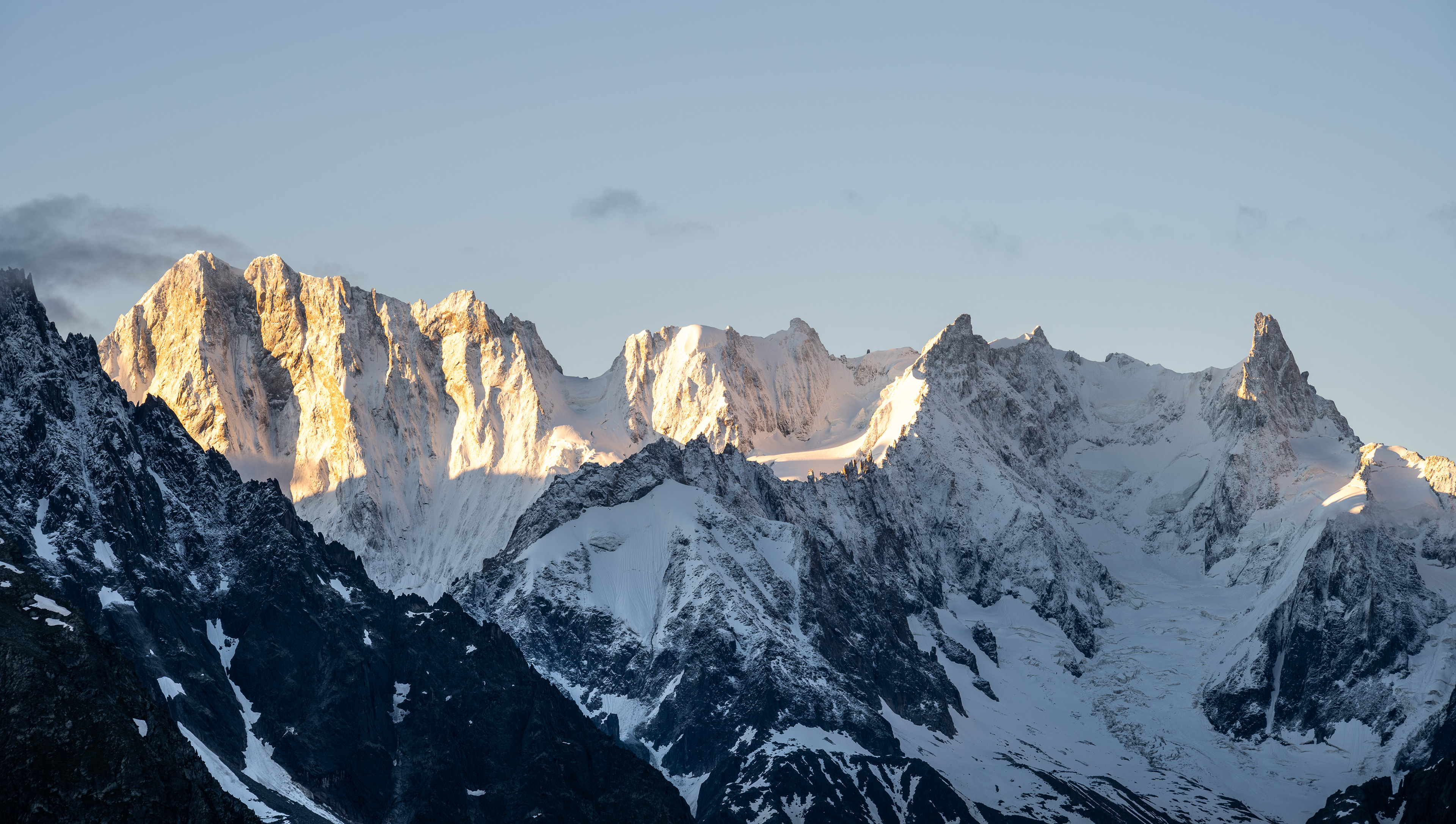 Alpenglühen zu Sonnenaufgang an den Großen Jorassen, Chamonix (F) - 09.07.2021