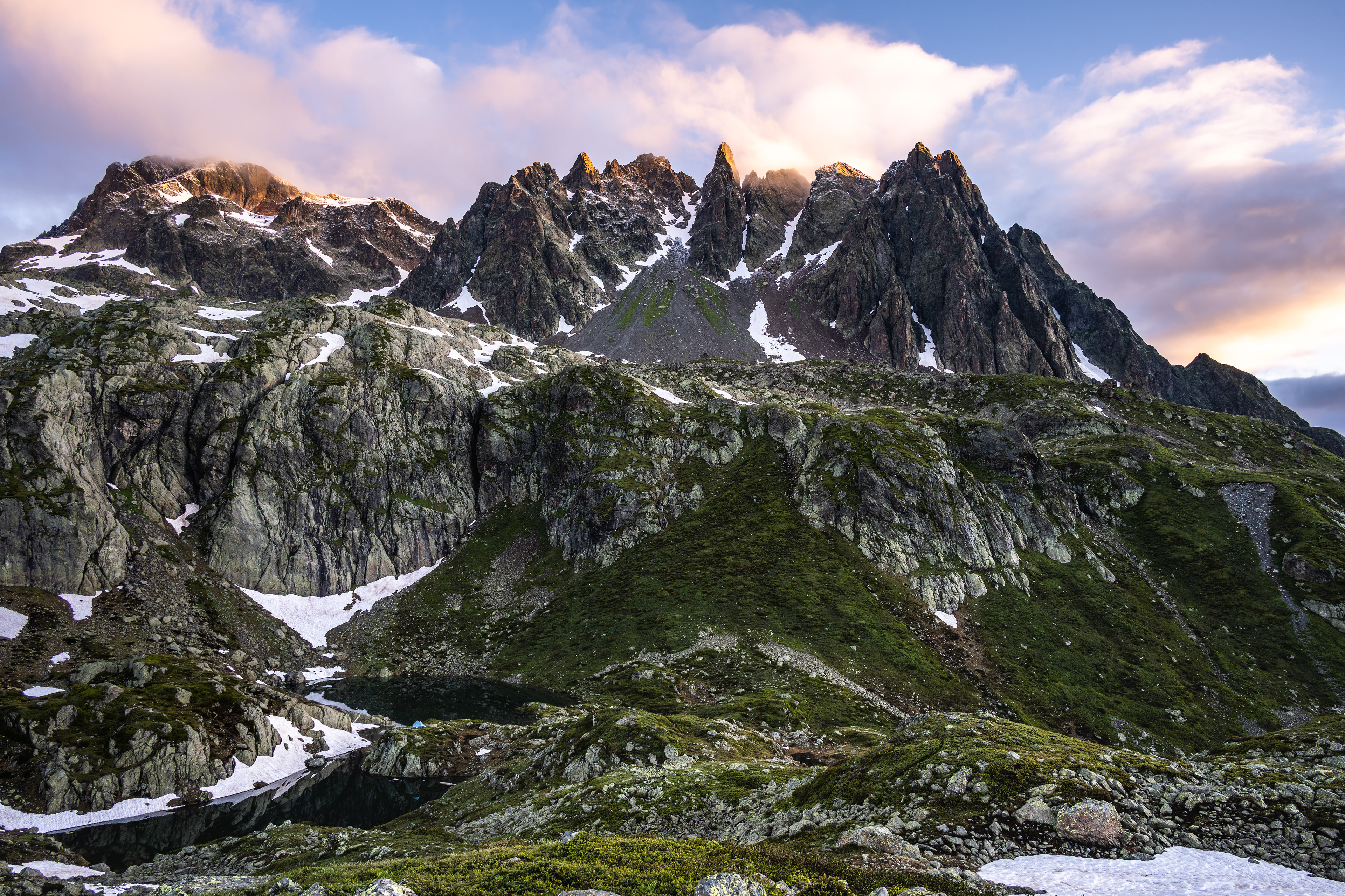 Alpenglühen zu Sonnenaufgang am Aiguille de l'Encrenaz, Chamonix (F) - 09.07.2021
