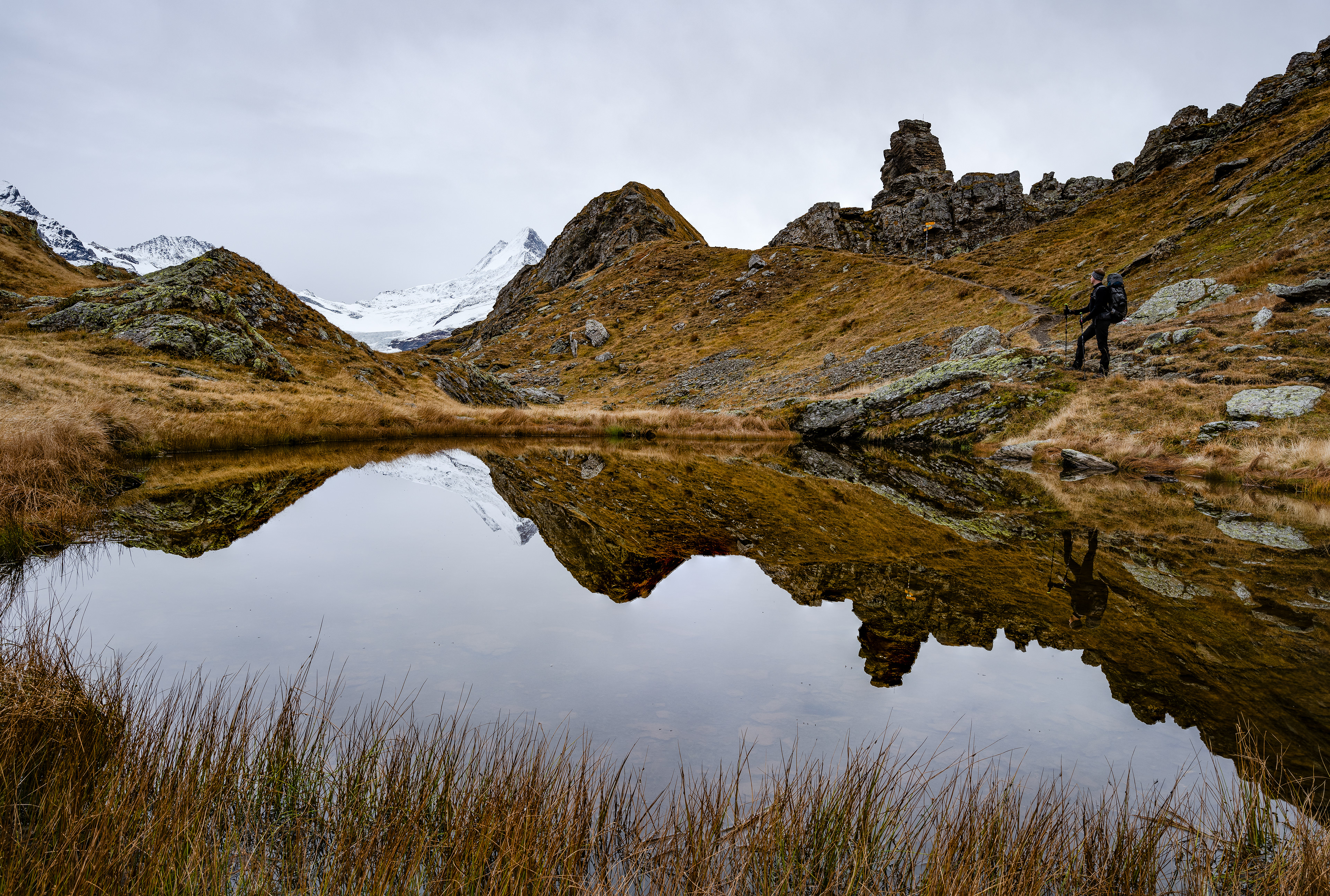 Spiegelnder Bergsee in den Berner Alpen (CH) - 19.10.2024