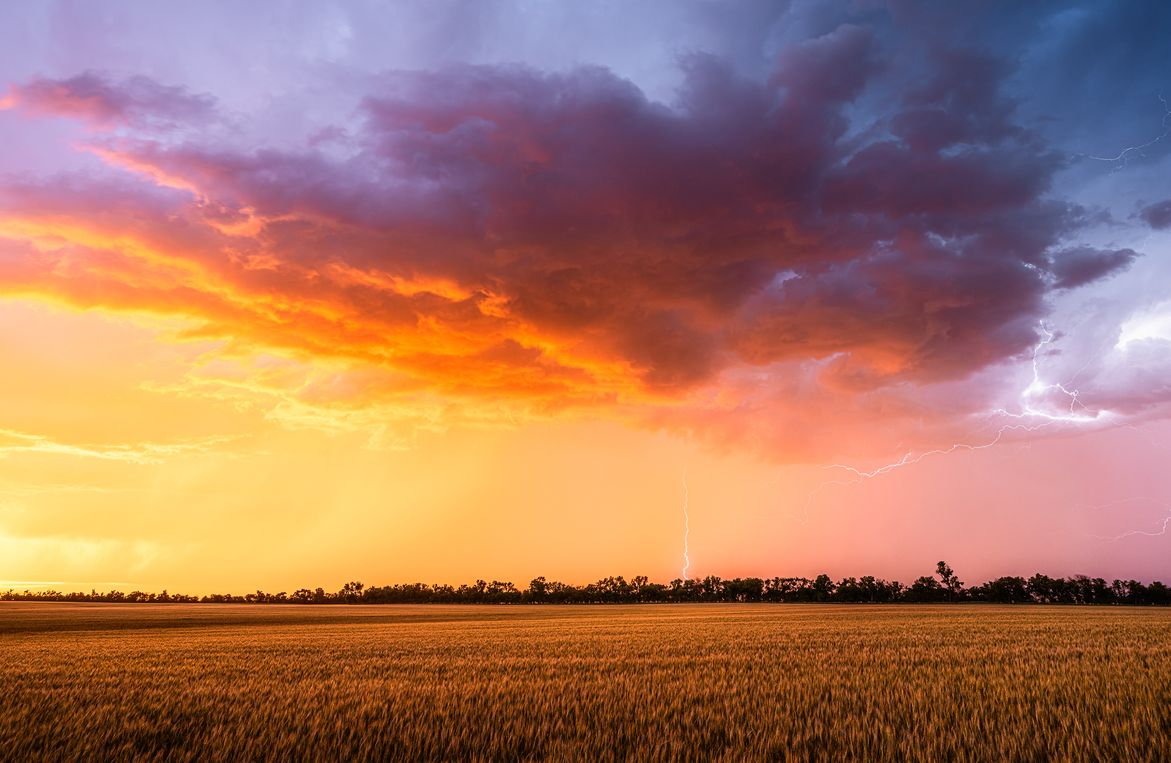 Erd- und Wolkenblitz im Abendrot, Ashland, Kansas - 19.05.2024