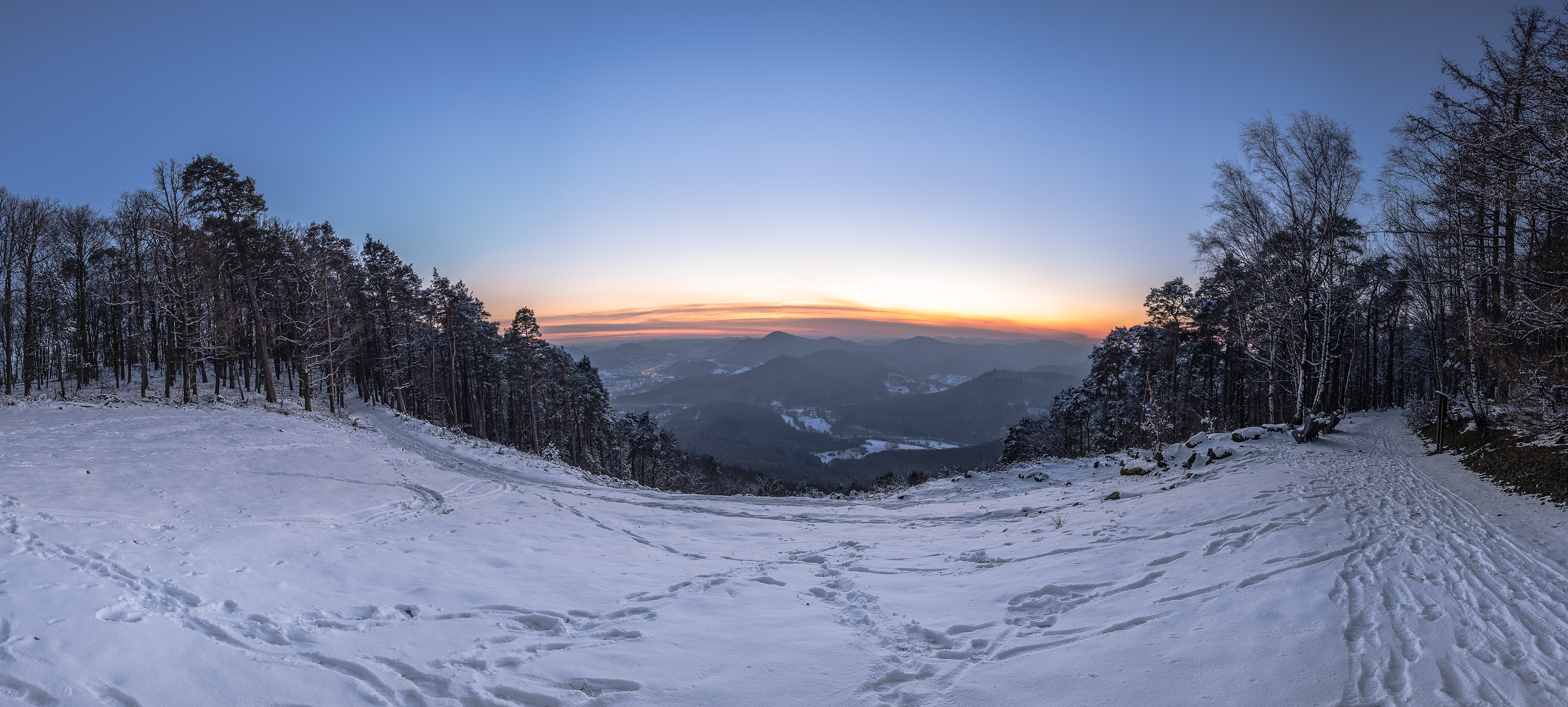 Orangefarbener Horizontalstreifen am Orensberg, Pfälzerwald (D) - 11.02.2021