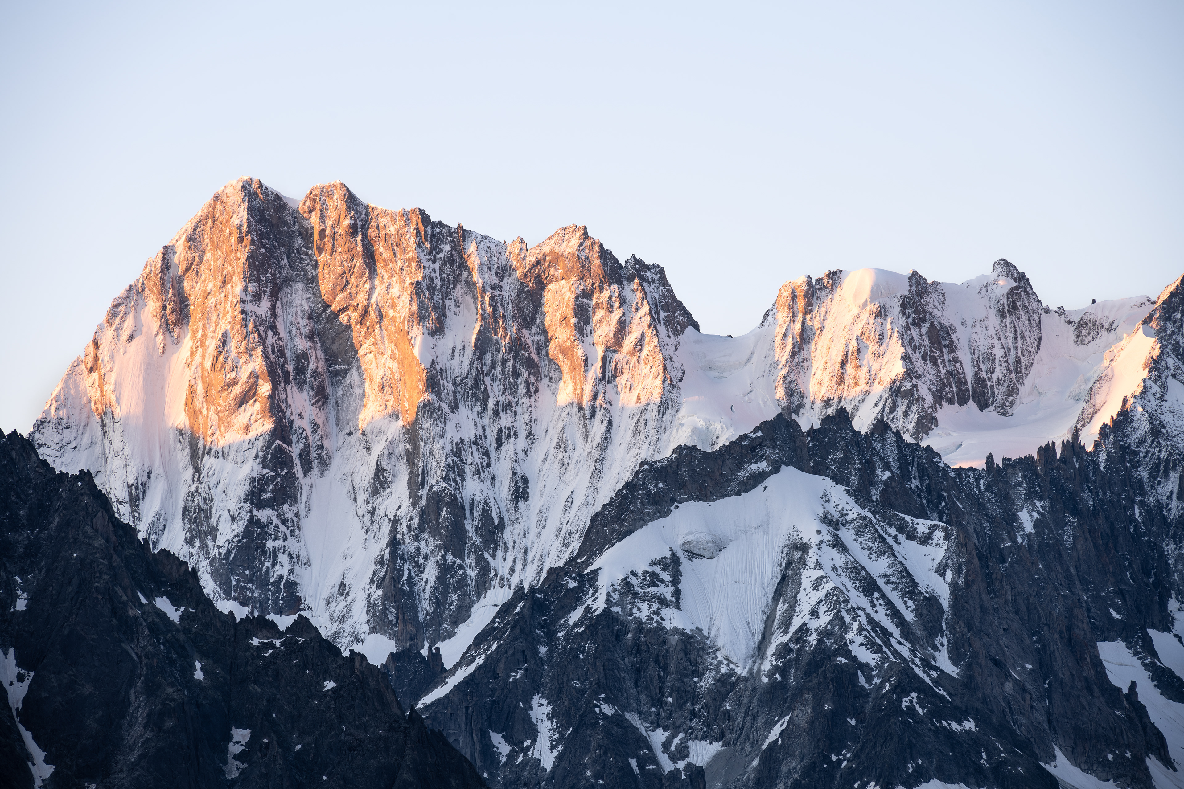 Alpenglühen zu Sonnenaufgang an den Großen Jorassen, Chamonix (F) - 10.07.2021