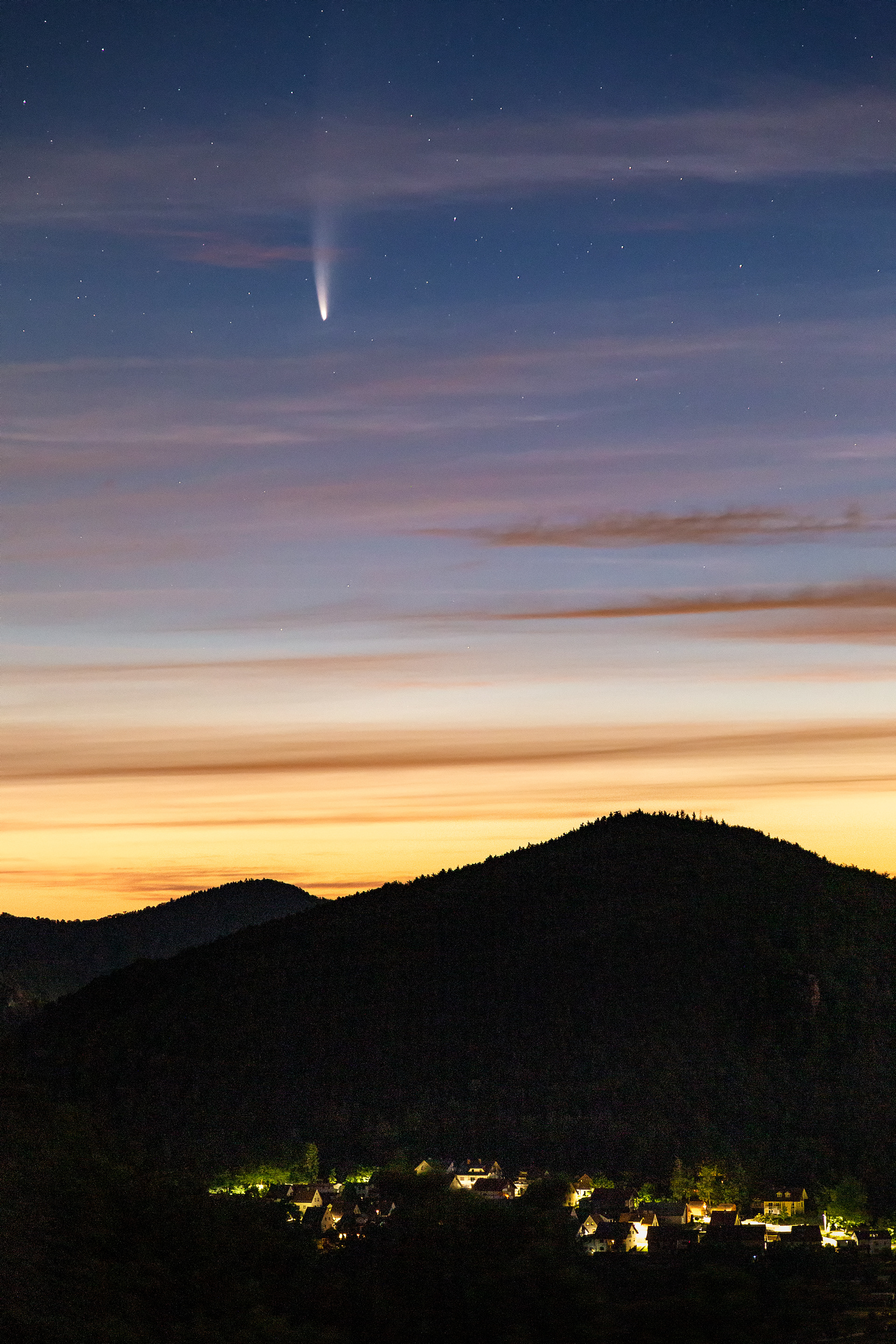 Komet Neowise im Morgenrot über Lug, Pfälzerwald (D) - 13.07.2020