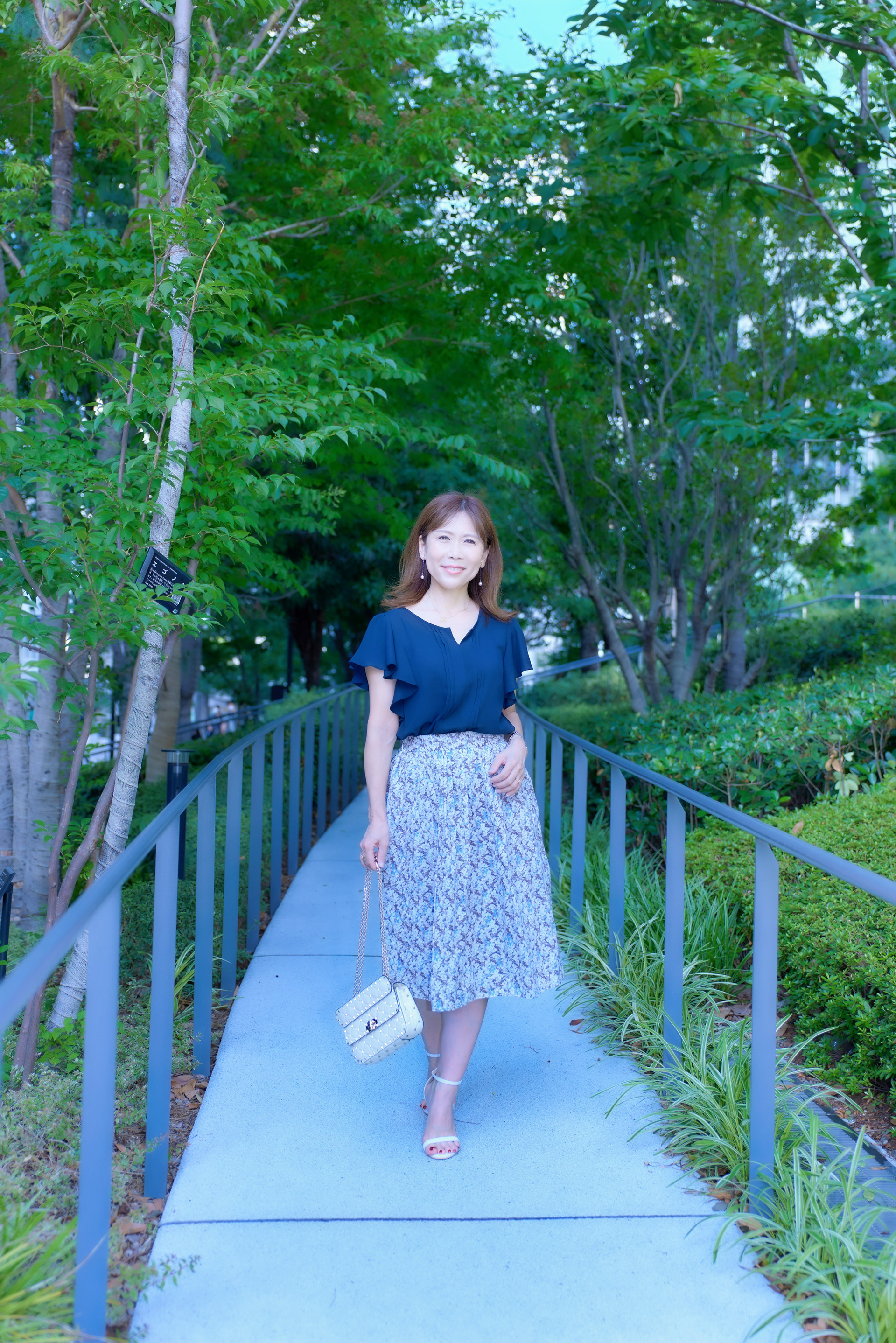 (工夫)日中シンクロ、露出調整、レタッチ、NDフィルタ、暑い日中の中の撮影でしたが、レタッチで青空と木々の緑を強めに再現させ、涼し気な写真になりました／(カメラ)CANON EOS R5／(レンズ)CANON RF24-70mm F2.8 L IS USM／(撮影日)2022年7月9日／(撮影場所)豊洲ベイサイドクロス／(モデル)Masayo Warashina