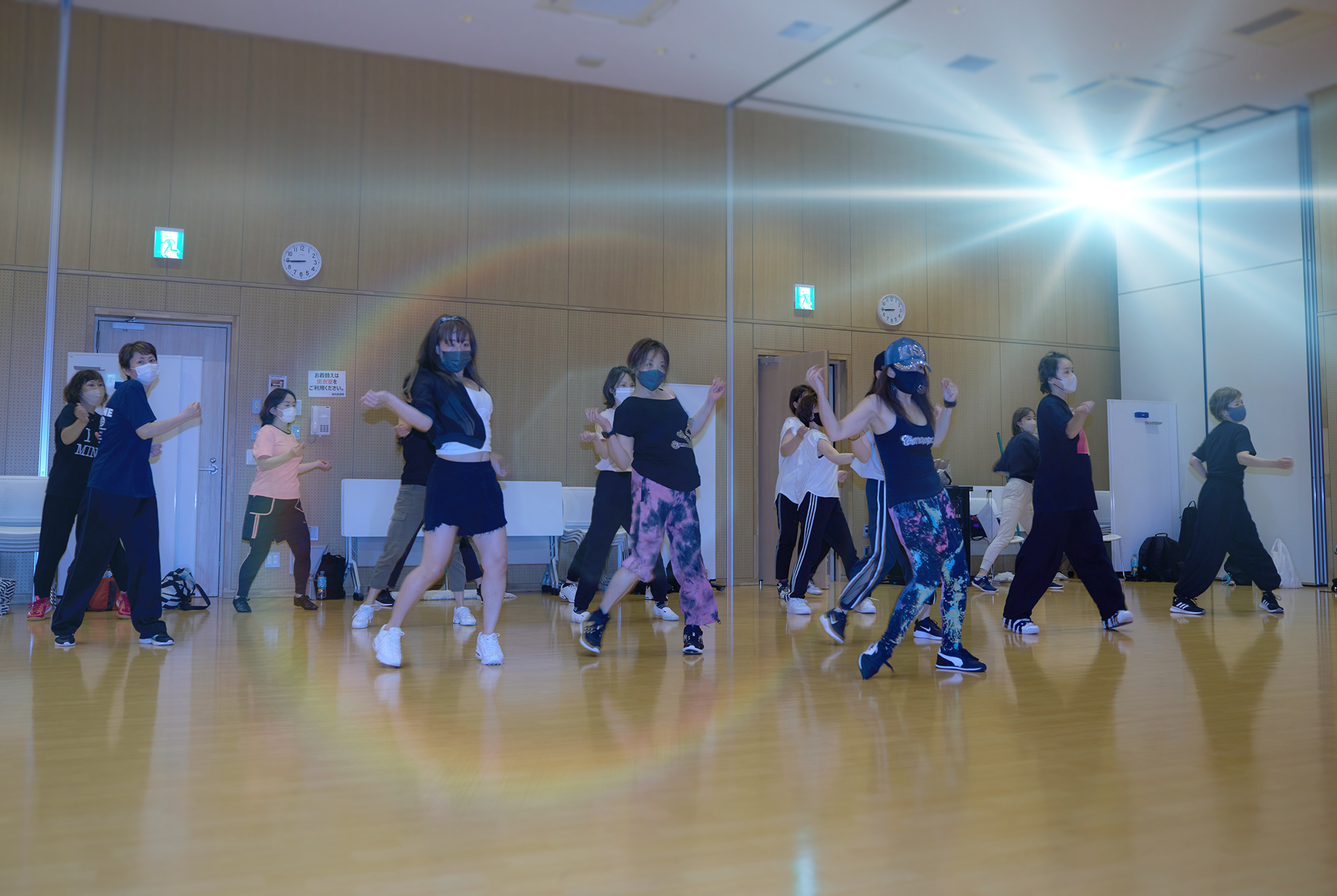 (工夫)ストロボ撮影、露出調整、レタッチ、モデルのめぐみさんのダンスのレッスン風景です。スポットライトとを入れて躍動感のある写真になりました／(カメラ)CANON EOS R5／(レンズ)CANON RF24-70mm F2.8 L IS USM／(撮影日)2022年7月18日／(撮影場所)横浜武道館／(モデル)三尾めぐみ