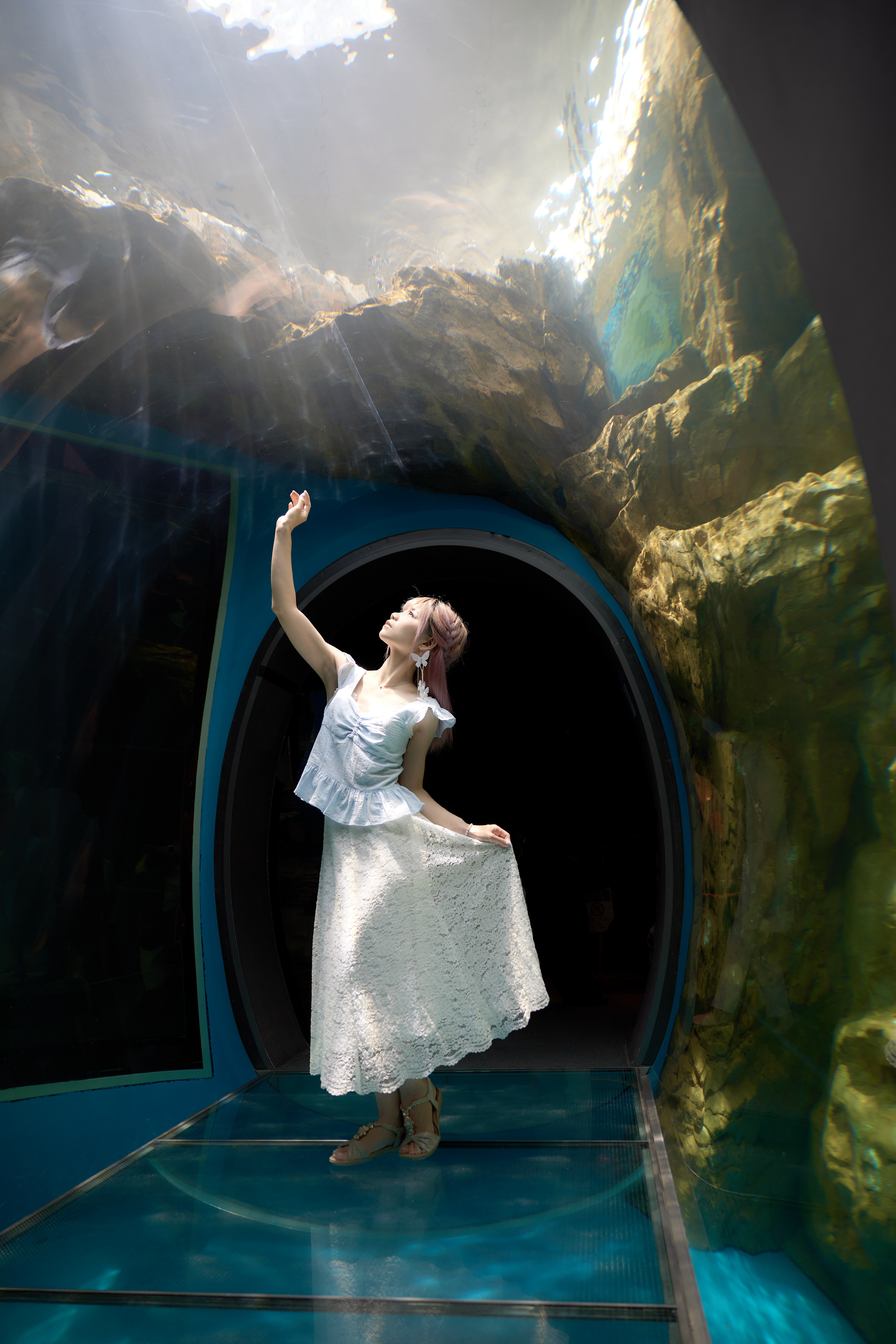 (工夫)露出調整、レタッチ、暗い水族館の中、ストロボを使わずISO感度を上げて撮影、上から降り注ぐ太陽光で幻想的な写真になりました／(カメラ)CANON EOS R5／(レンズ)CANON RF24-70mm F2.8 L IS USM／(撮影日)2022年7月9日／(撮影場所)品川水族館／(モデル)Miu