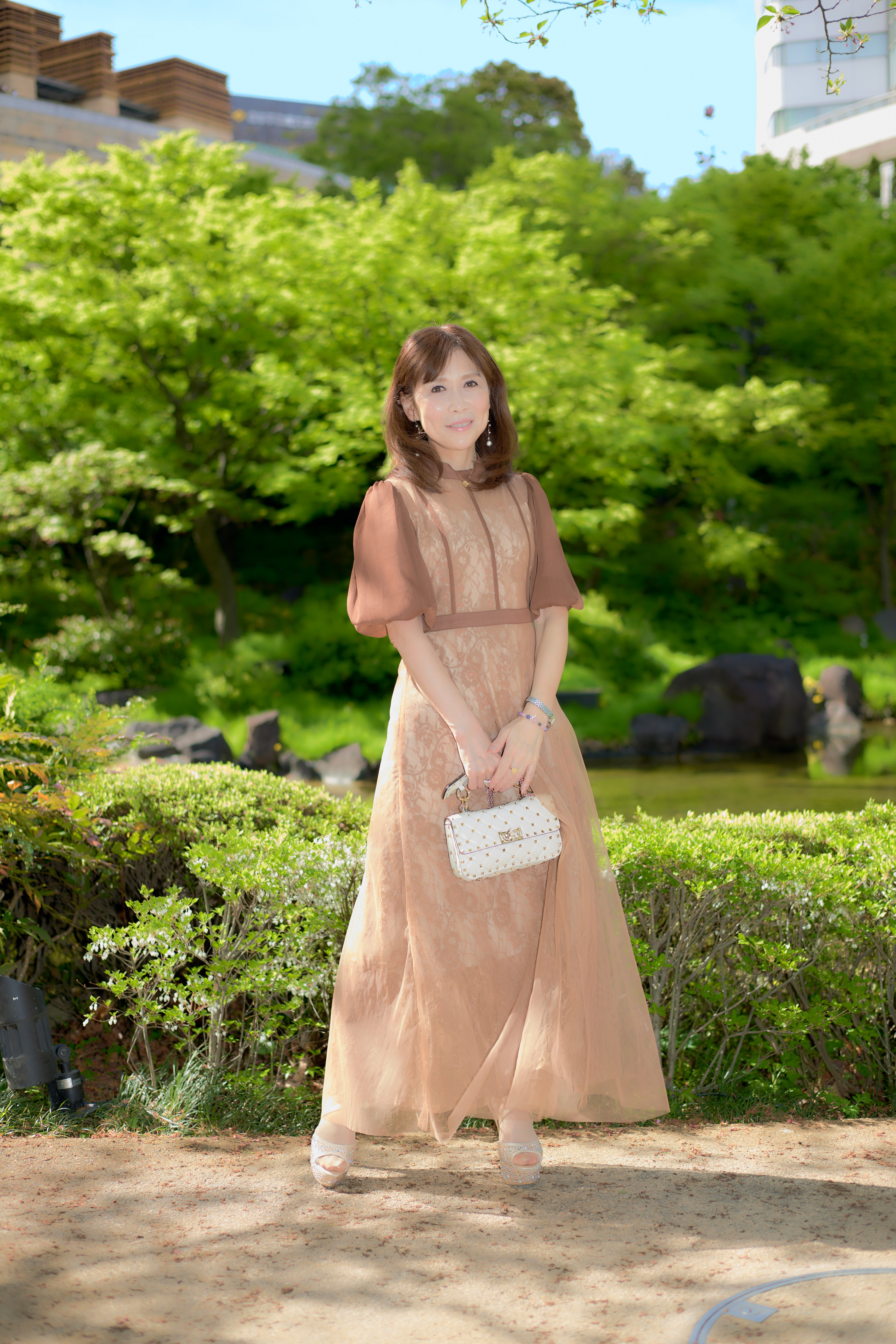 (工夫)日中シンクロ、露出調整、レタッチ、レイヤを分けて肌だけをレタッチし、背景の色彩を残しています／(カメラ)CANON EOS R5／(レンズ)CANON RF50mm F1.8 STM／(撮影日)2022年4月16日／(撮影場所)毛利庭園／(モデル)Masayo Warashina