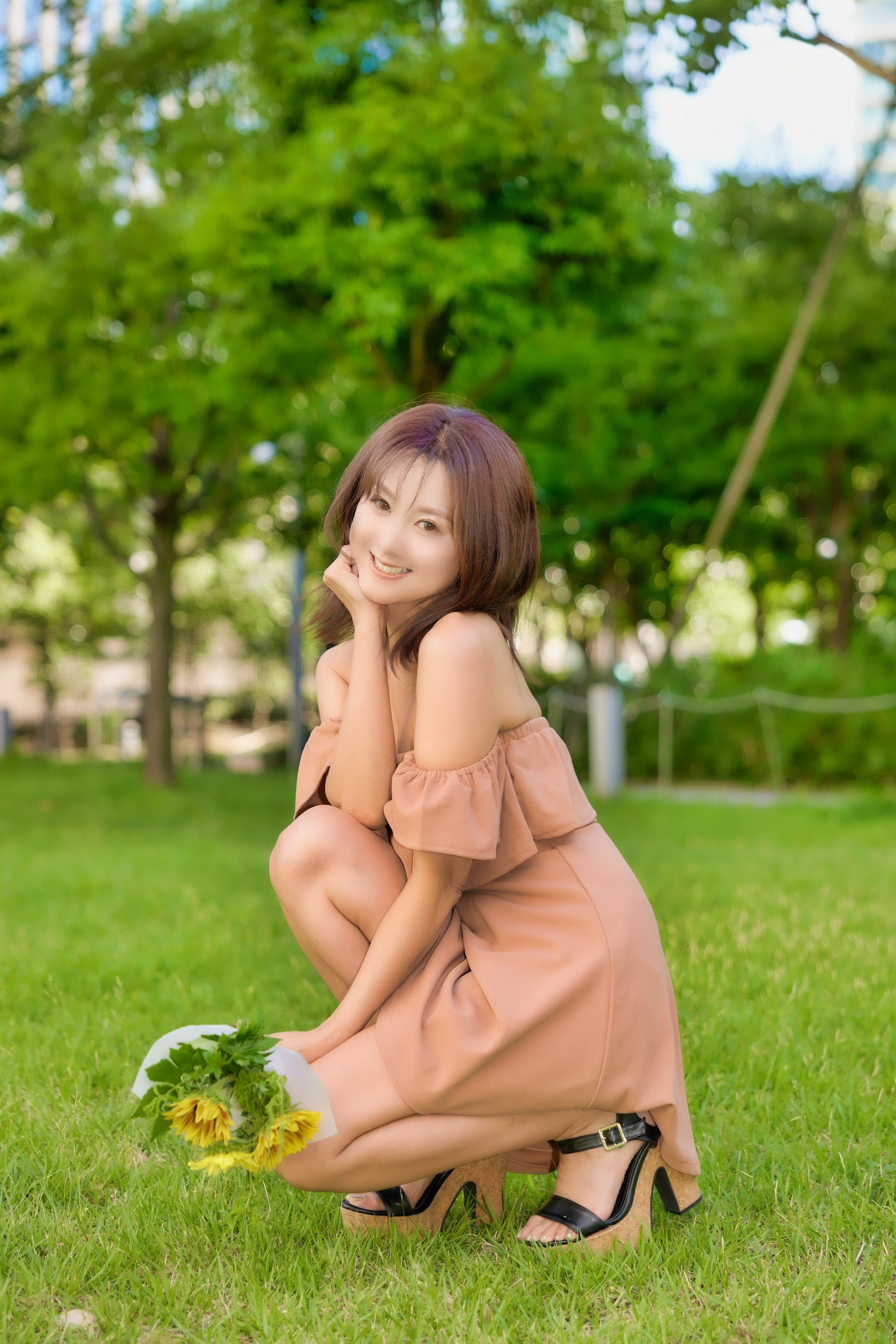 (工夫)日中シンクロ、露出調整、レタッチ、NDフィルタ、日中シンクロとNDフィルタでモデルの肌と公園の芝と木々の緑をきれいに再現しました／(カメラ)CANON EOS R5／(レンズ)CANON RF24-70mm F2.8 L IS USM／(撮影日)2022年7月24日／(撮影場所)赤坂／(モデル)三宝愛久奈