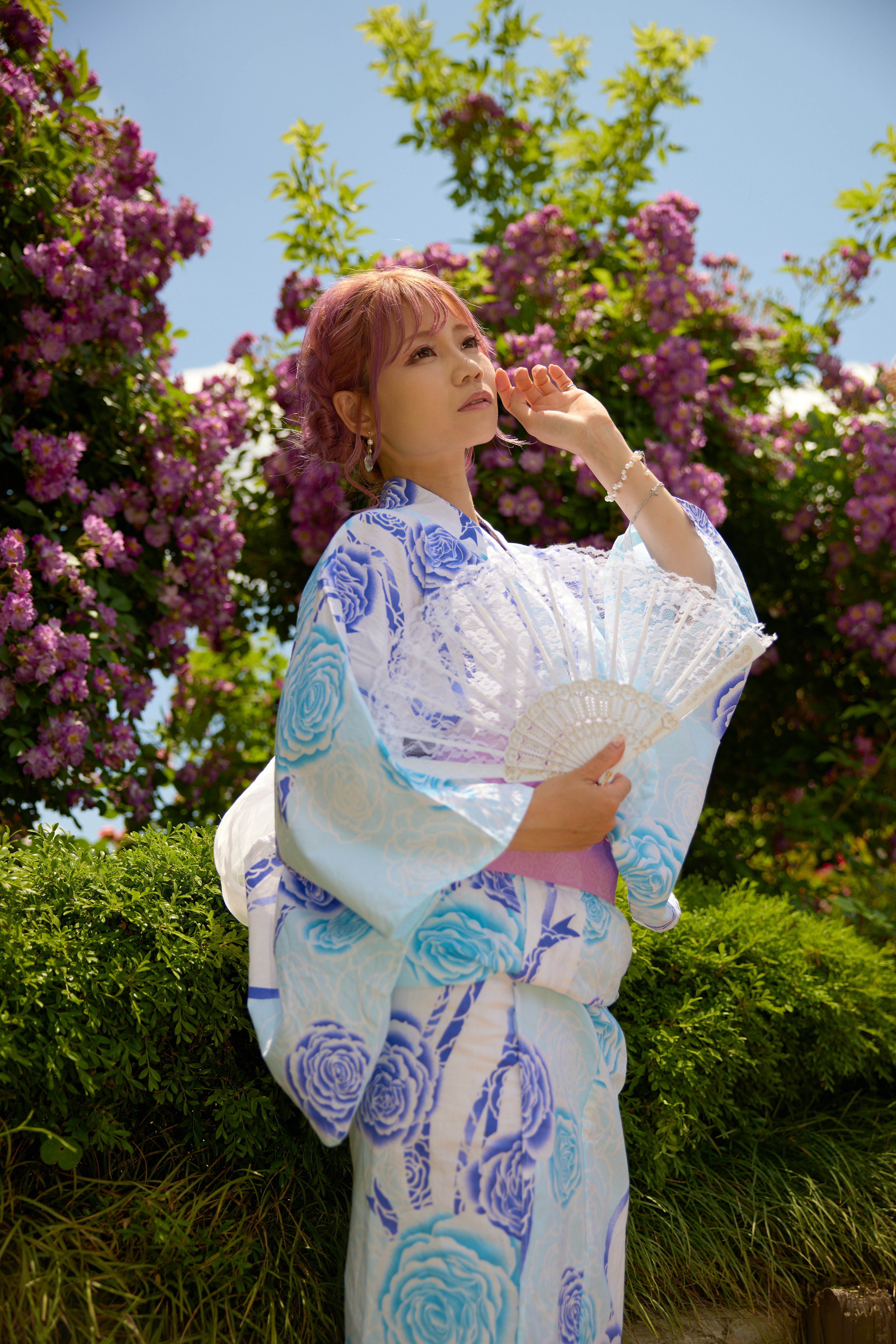 (工夫)日中シンクロ、露出調整、レタッチ、NDフィルタ、逆光での日中シンクロとNDフィルタでモデルの肌と青空をきれいに撮影／(カメラ)CANON EOS R5／(レンズ)CANON RF24-70mm F2.8 L IS USM／(撮影日)2022年5月22日／(撮影場所)与野公園／(モデル)Miu