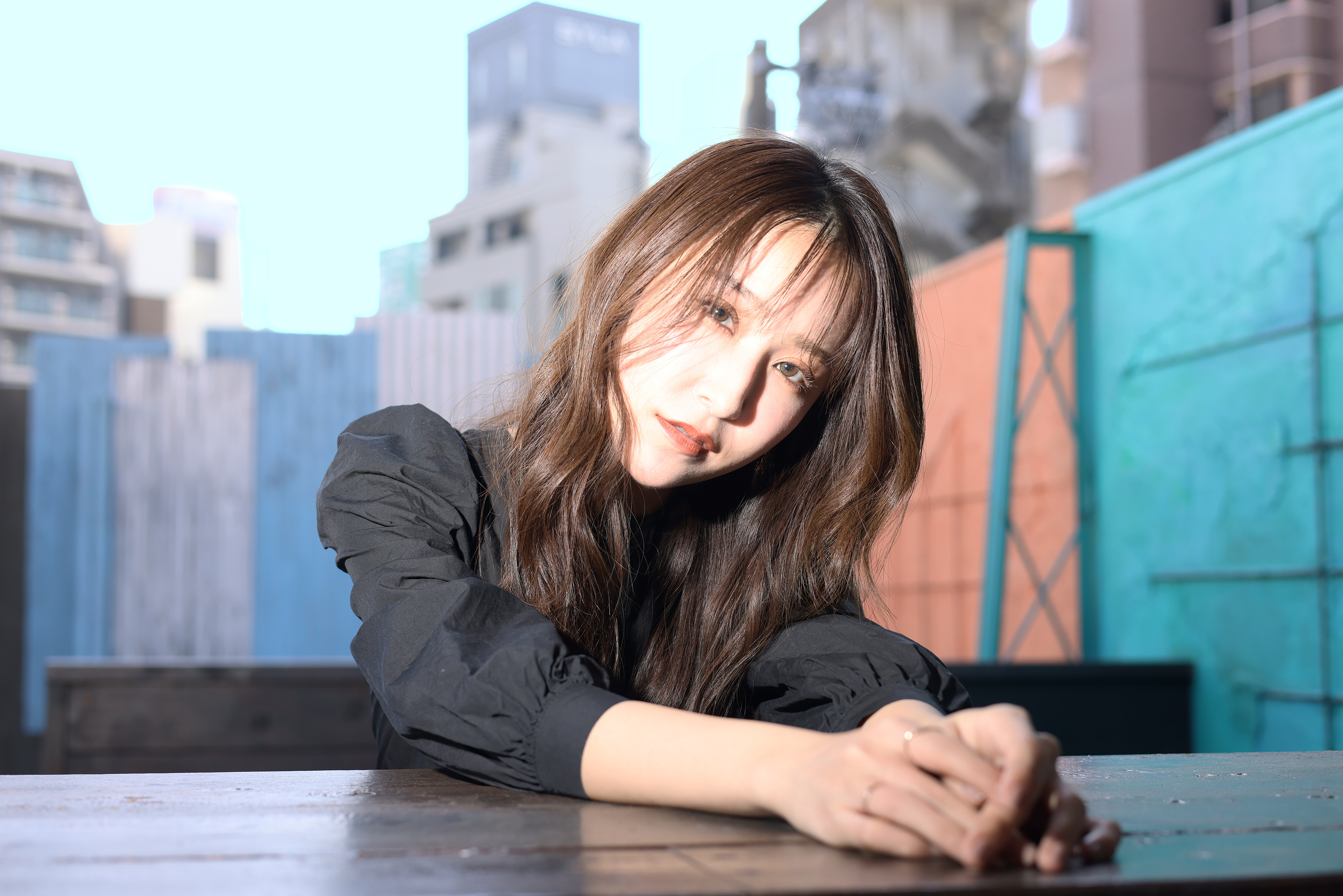 (工夫)JPG撮って出し、日中シンクロ、モデルの顔はストロボで白くなりましたが、青空は露光オーバーなので、輝度レイヤで再現しました／(カメラ)CANON EOS R5／(レンズ)CANON RF50mm F1.8 STM／(撮影日)2022年3月5日／(撮影場所)Studio Debbie's／(モデル)Maho