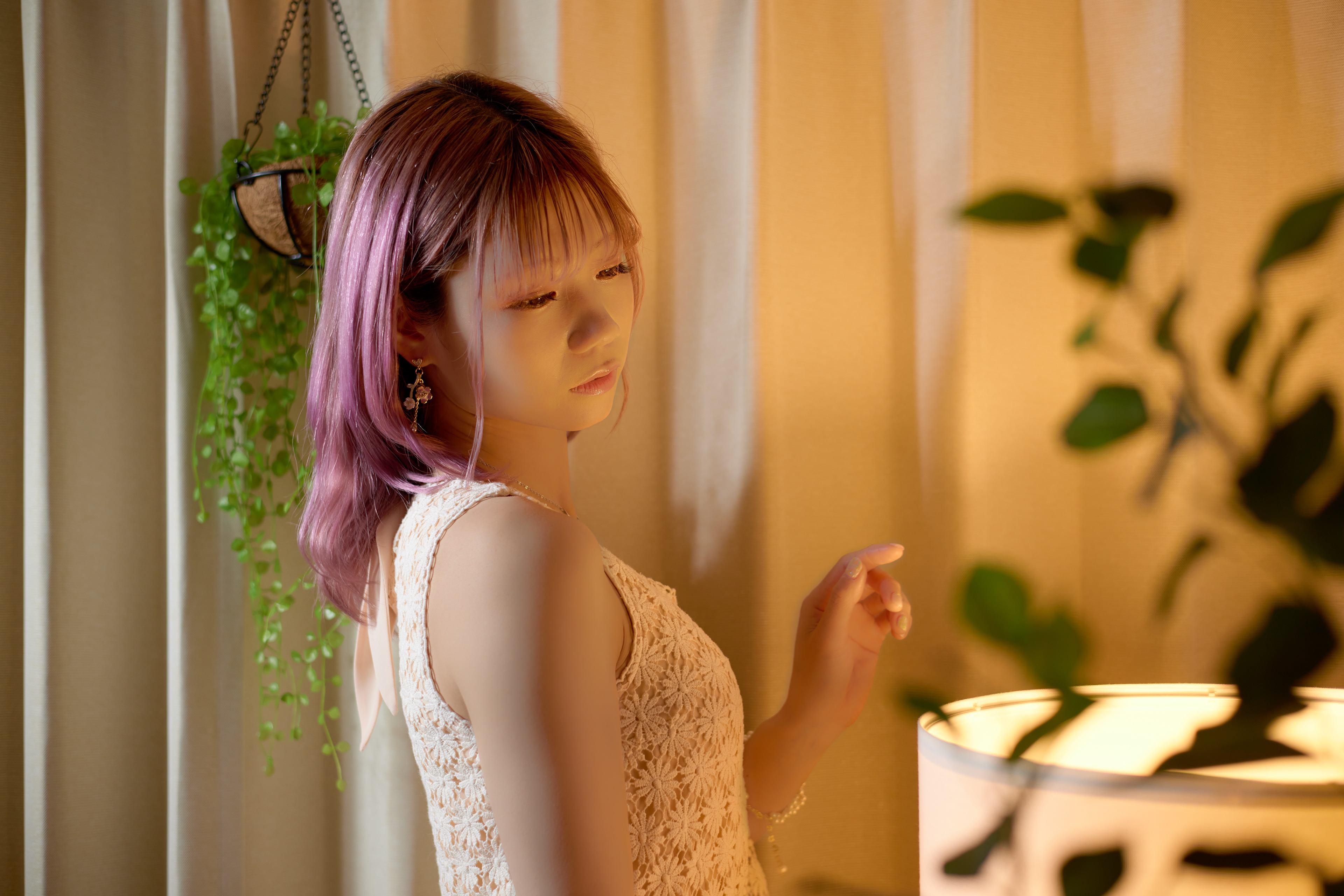 (工夫)ストロボ撮影、露出調整、レタッチ、レイヤで肌を滑らかにし、輝度レイヤで暗い部分を明るくしています／(カメラ)CANON EOS R5／(レンズ)CANON RF50mm F1.8 STM／(撮影日)2022年4月17日／(撮影場所)cleek浦和／(モデル)Miu