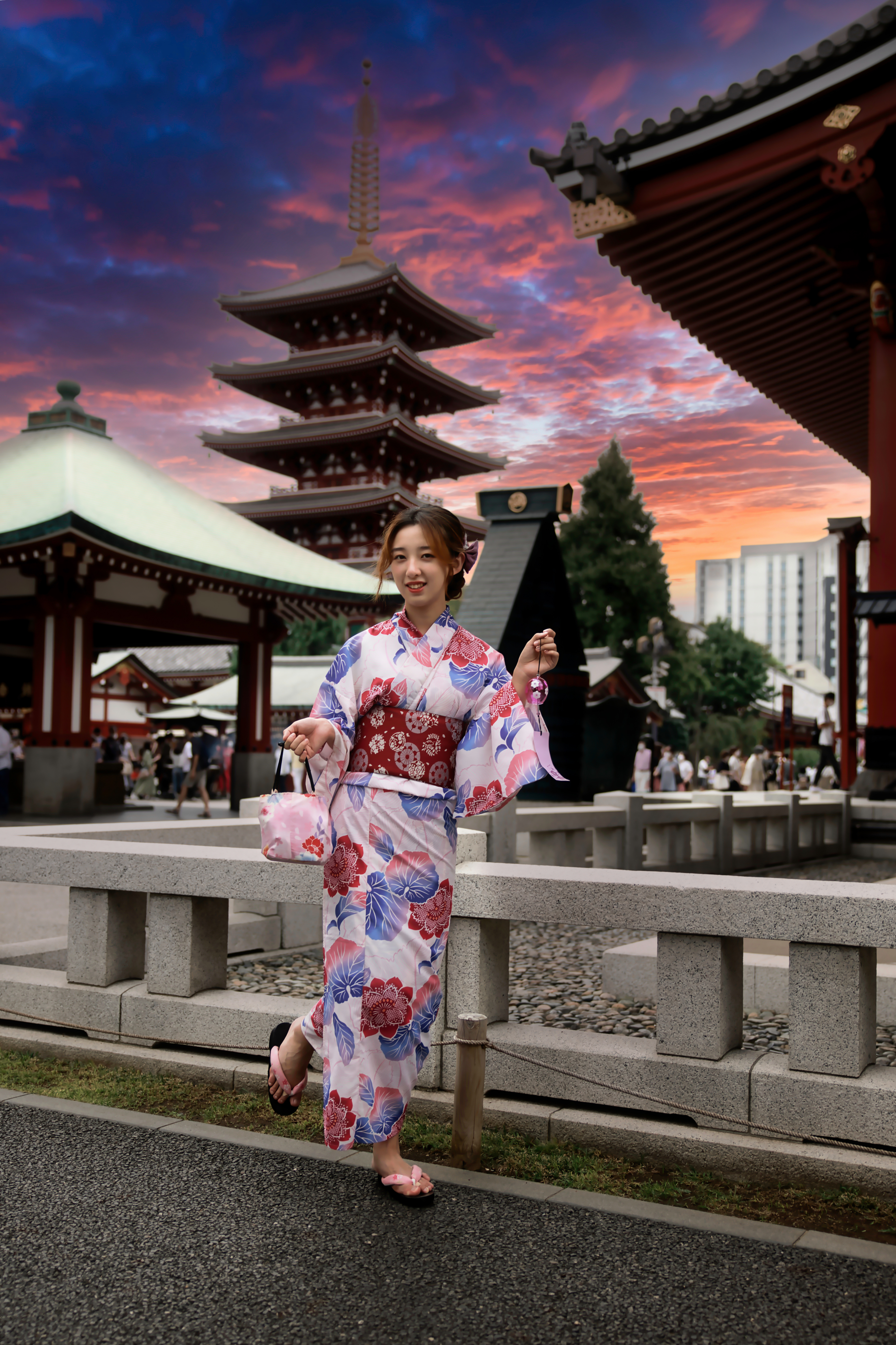 (工夫)曇り空の中の撮影、Luminar Neoという現像ソフトを使って空をインパクトのある夕暮れの空に変えてみました／(カメラ)CANON EOS R5／(レンズ)CANON RF24-70mm F2.8 L IS USM／(撮影日)2022年9月4日／(撮影場所)浅草／(モデル)Cici